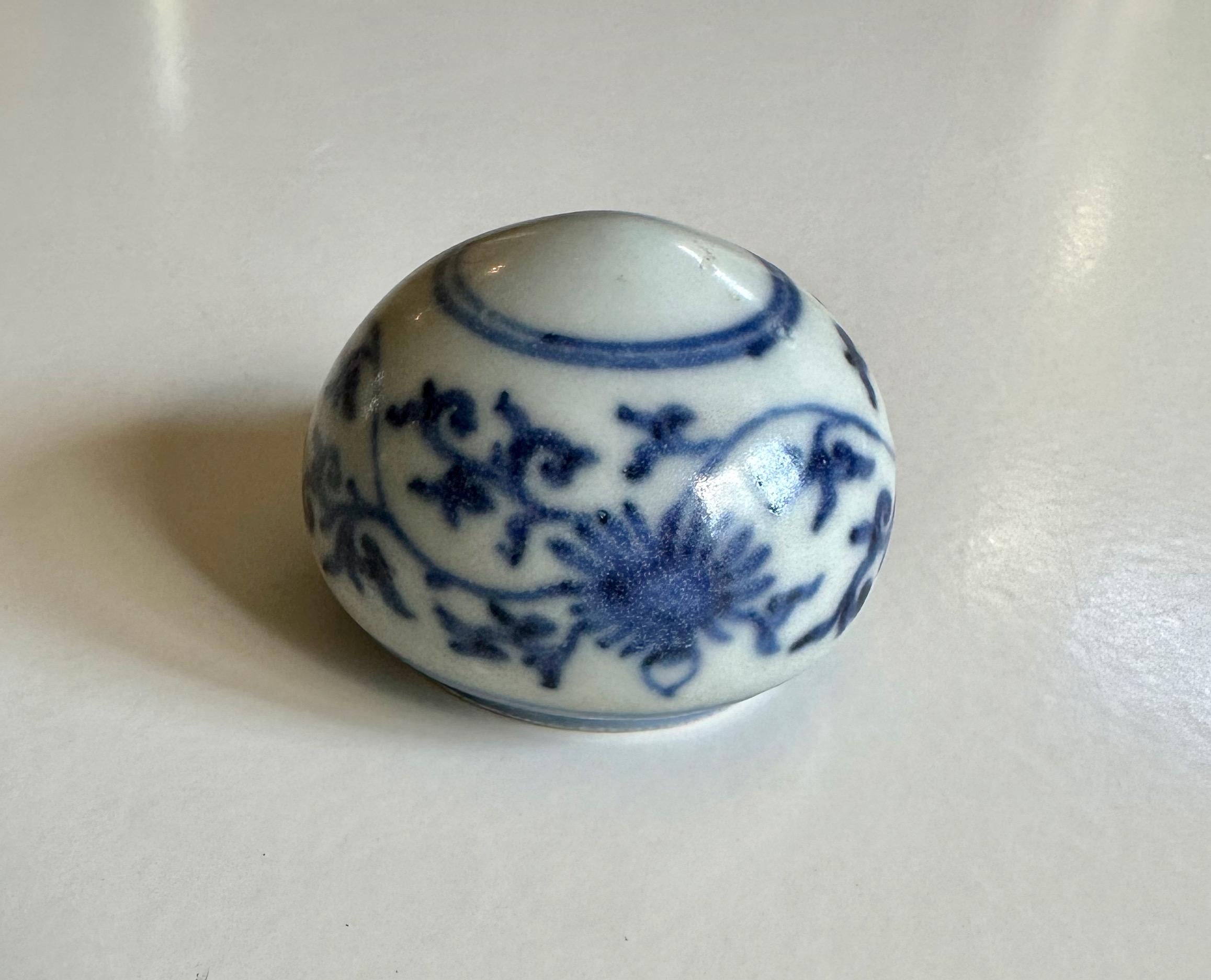 Rare Blue and White Bird Feeder from the Hatcher Cargo For Sale 3