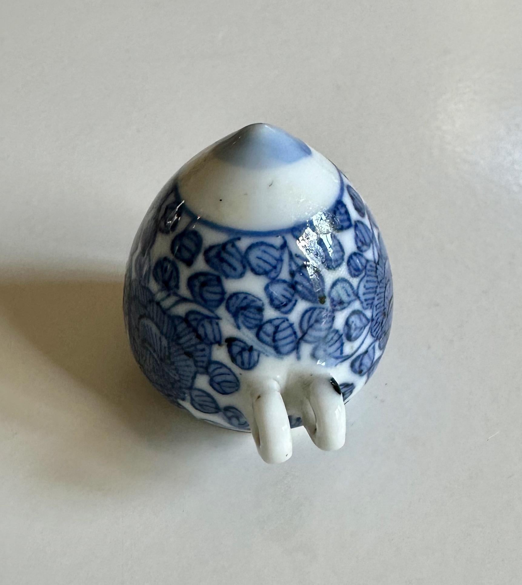 Chinese Rare Blue and White Bird Feeder from the Hatcher Cargo For Sale
