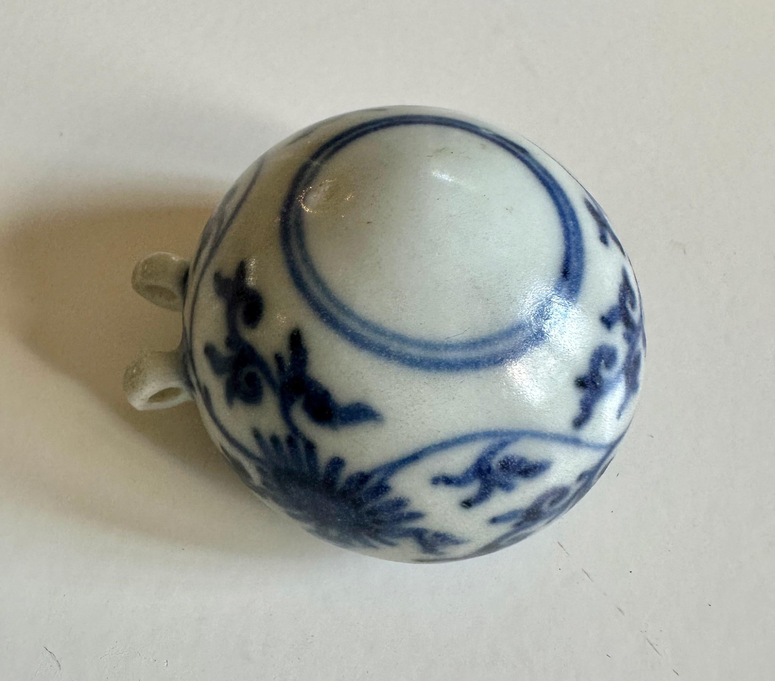 Chinese Rare Blue and White Bird Feeder from the Hatcher Cargo For Sale