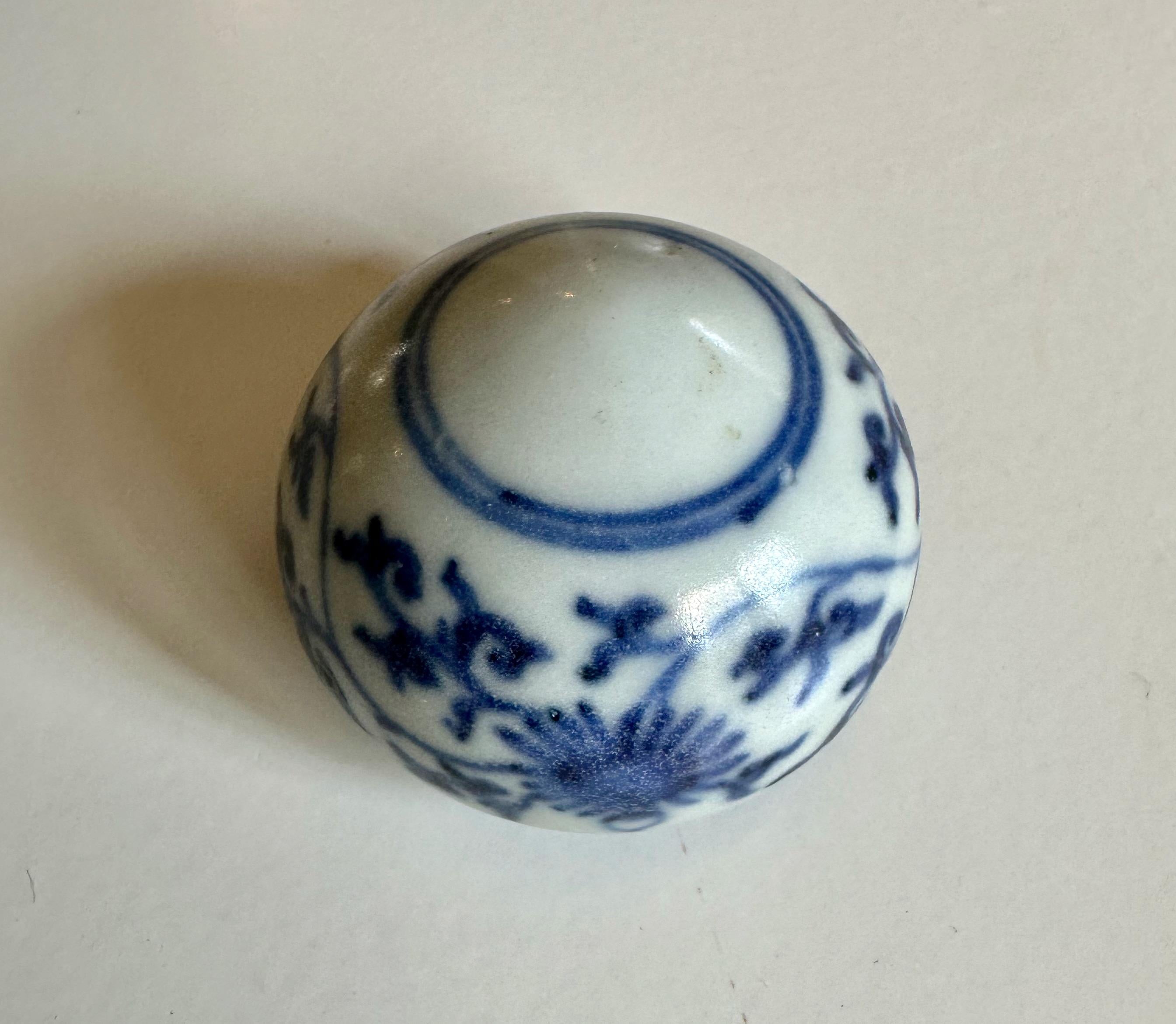 Hand-Painted Rare Blue and White Bird Feeder from the Hatcher Cargo For Sale