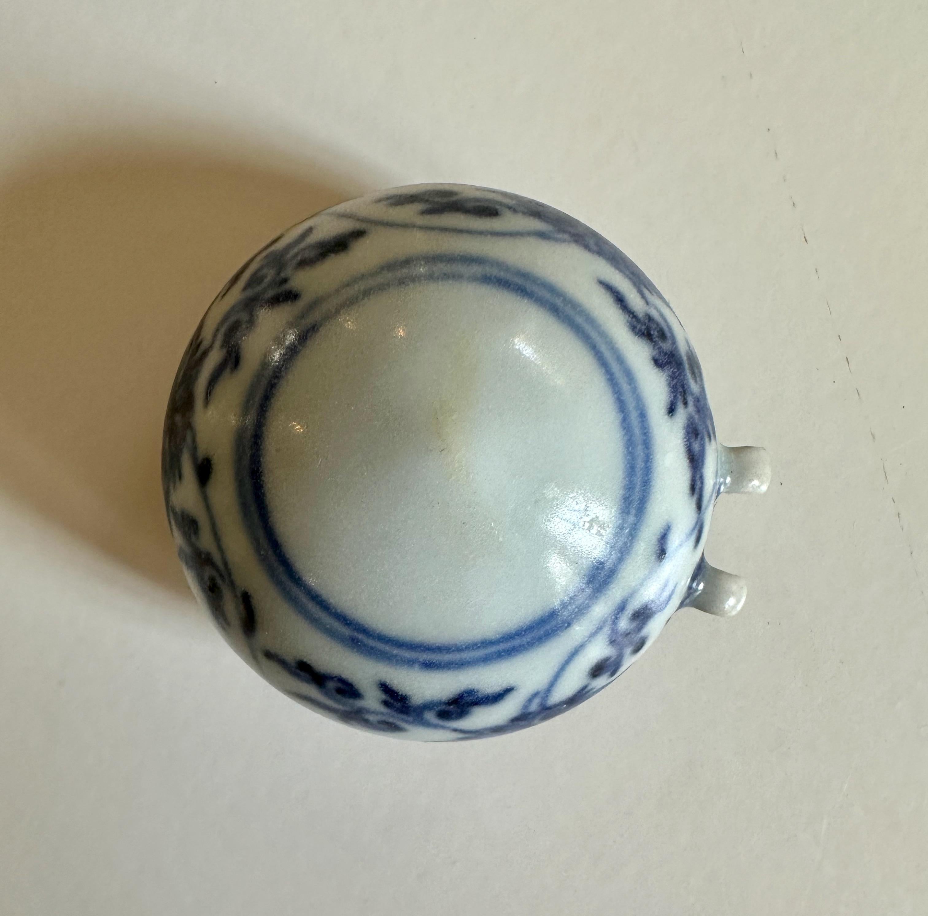 Rare Blue and White Bird Feeder from the Hatcher Cargo In Good Condition For Sale In Atlanta, GA