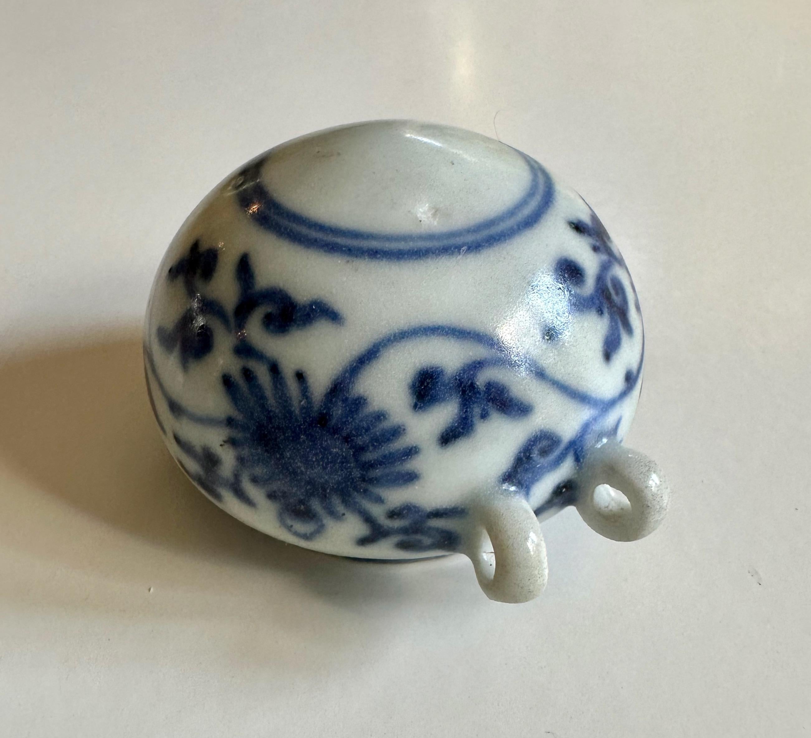 Mid-17th Century Rare Blue and White Bird Feeder from the Hatcher Cargo For Sale