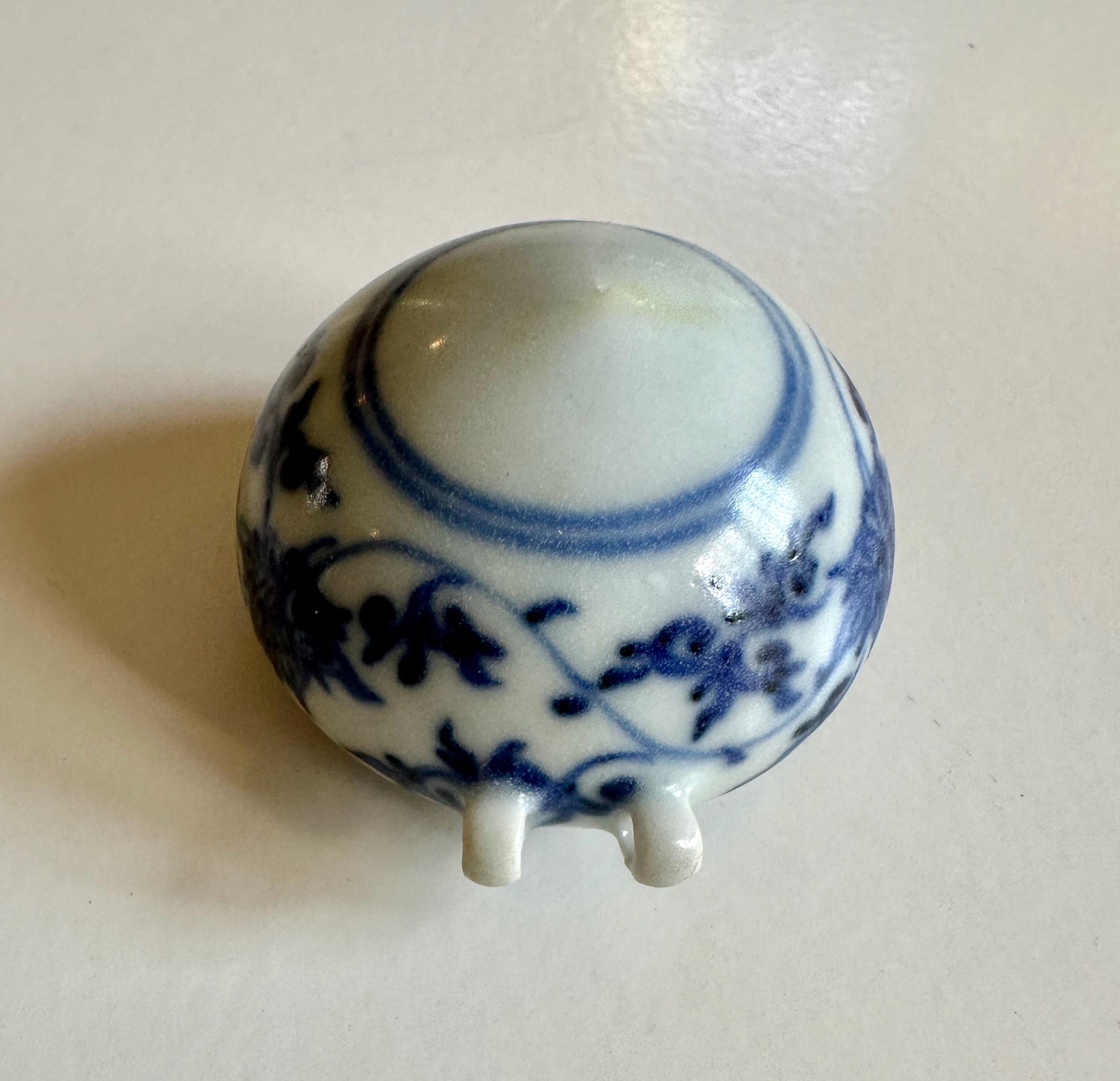 Porcelain Rare Blue and White Bird Feeder from the Hatcher Cargo For Sale