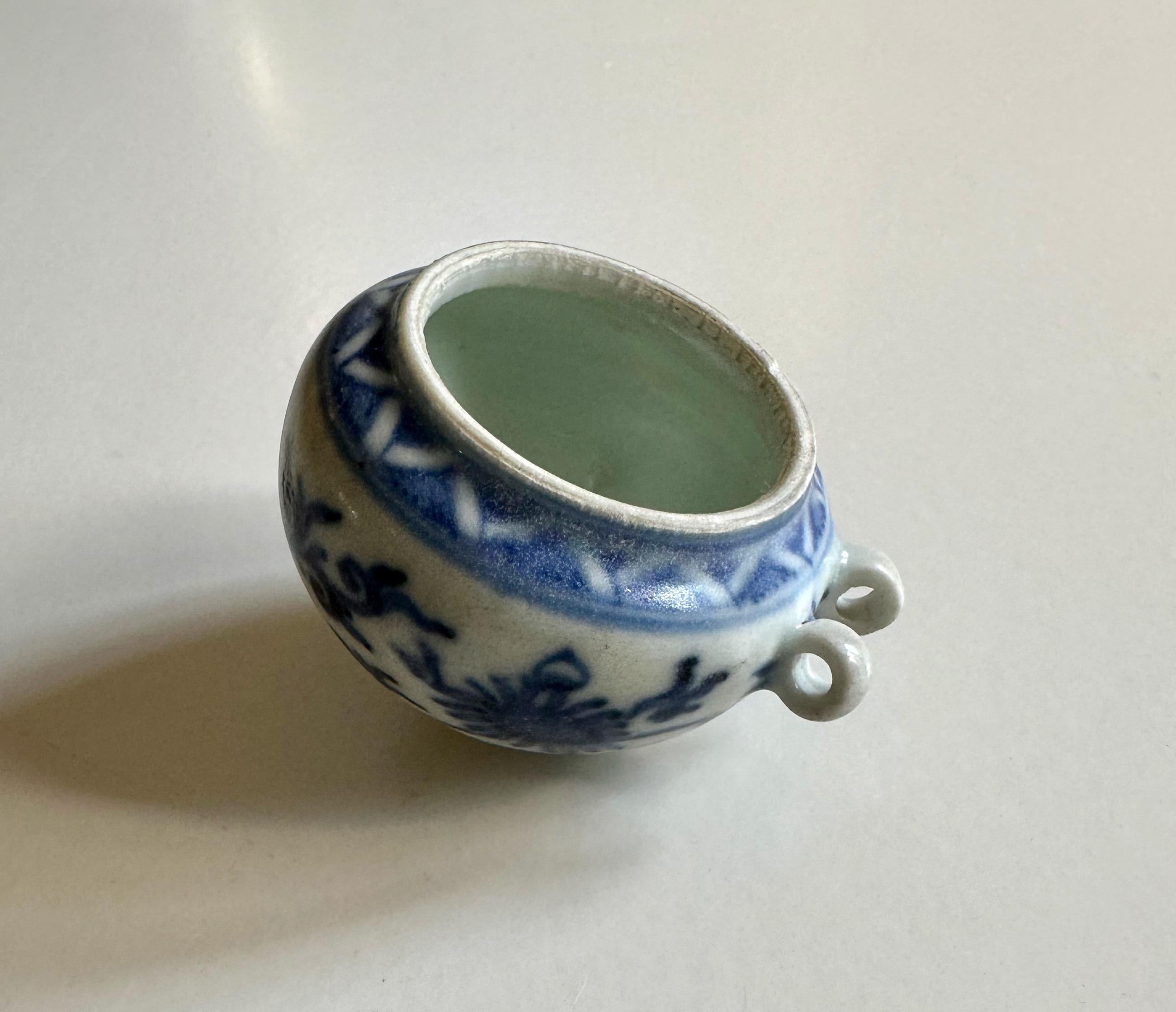 Rare Blue and White Bird Feeder from the Hatcher Cargo For Sale 1