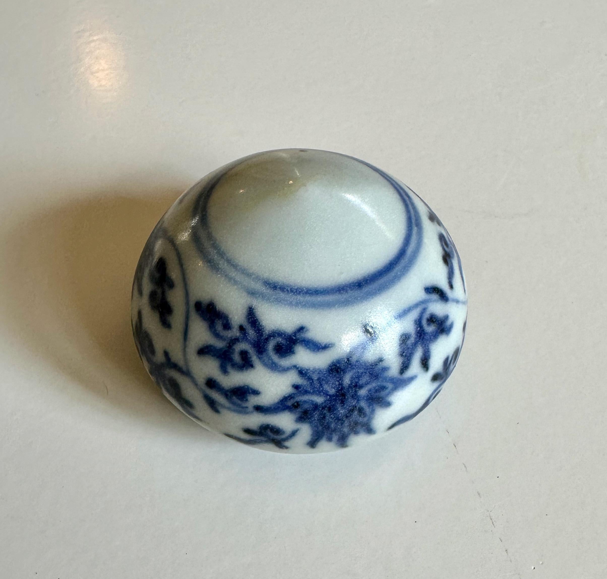 Rare Blue and White Bird Feeder from the Hatcher Cargo For Sale 2
