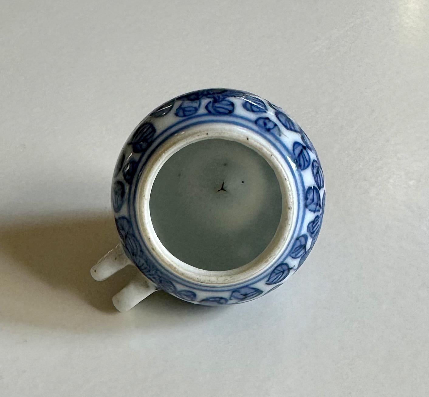 Rare Blue and White Bird Feeder from the Hatcher Cargo For Sale 2