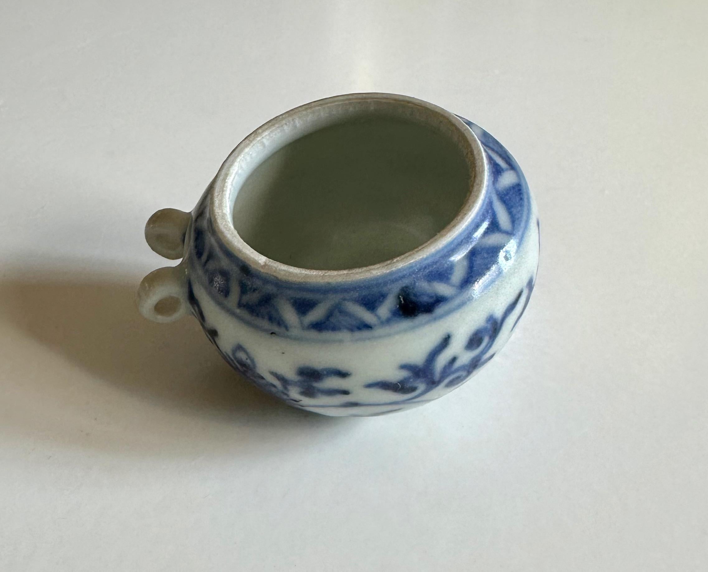 Rare Blue and White Bird Feeder from the Hatcher Cargo For Sale 2