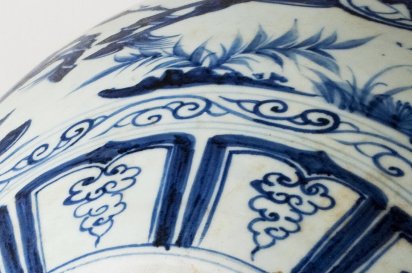 Raro vaso blu e bianco con scena di battaglia di cavalleria, prima dinastia Qing in vendita 4