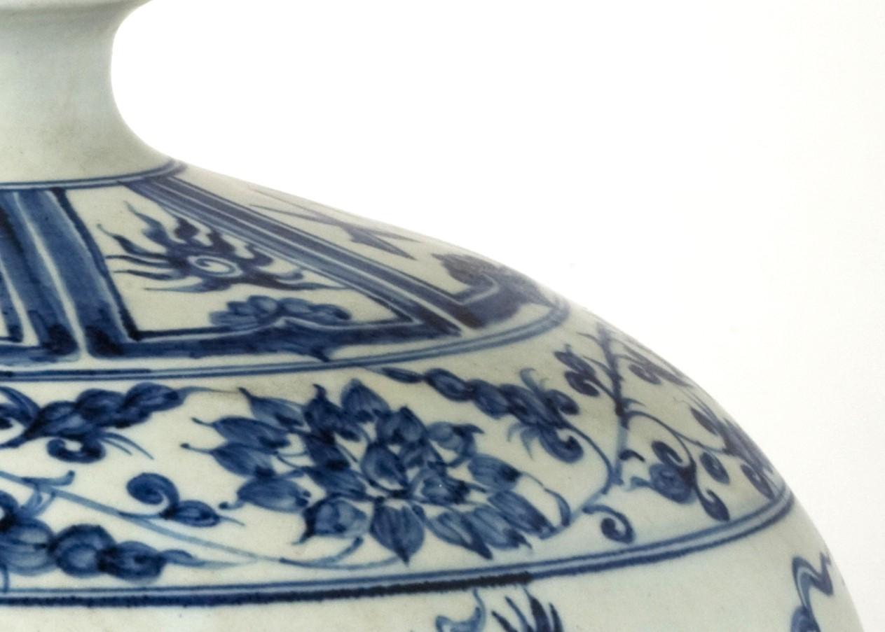 Smaltato Raro vaso blu e bianco con scena di battaglia di cavalleria, prima dinastia Qing in vendita