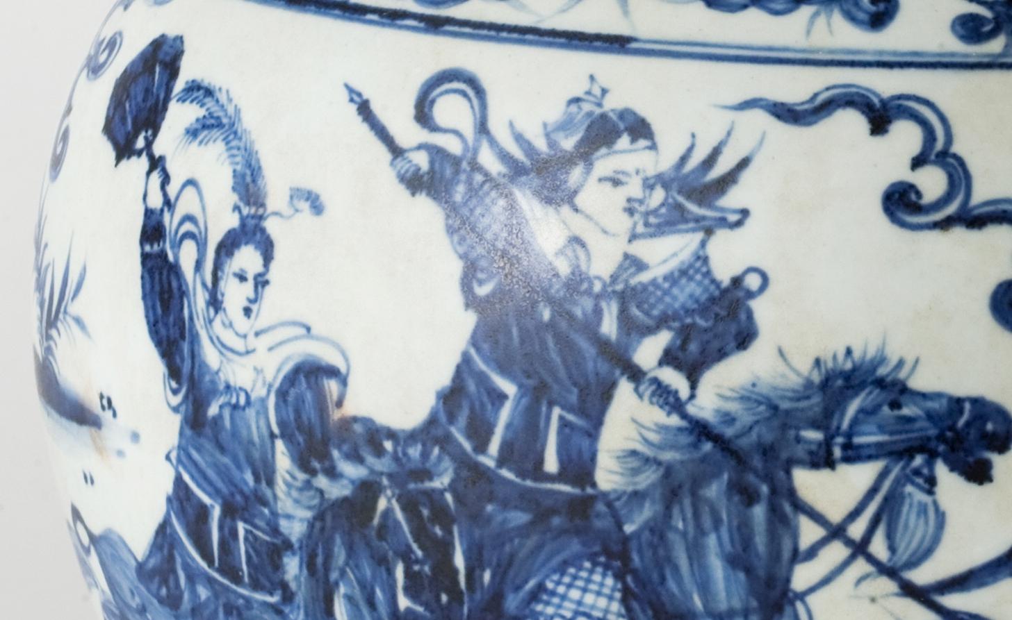 Raro vaso blu e bianco con scena di battaglia di cavalleria, prima dinastia Qing In condizioni buone in vendita a seoul, KR