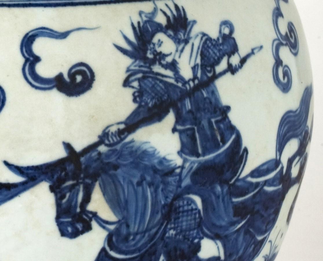 Fino al XVIII secolo Raro vaso blu e bianco con scena di battaglia di cavalleria, prima dinastia Qing in vendita