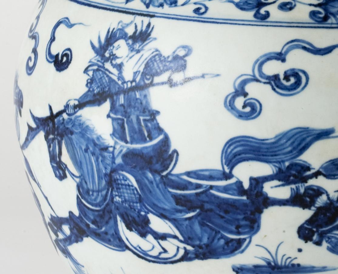 Ceramica Raro vaso blu e bianco con scena di battaglia di cavalleria, prima dinastia Qing in vendita