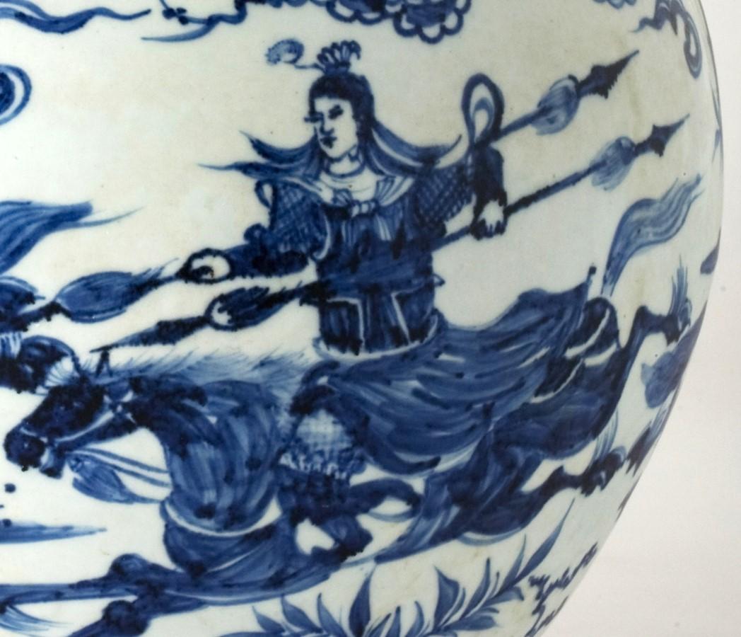 Raro vaso blu e bianco con scena di battaglia di cavalleria, prima dinastia Qing in vendita 1