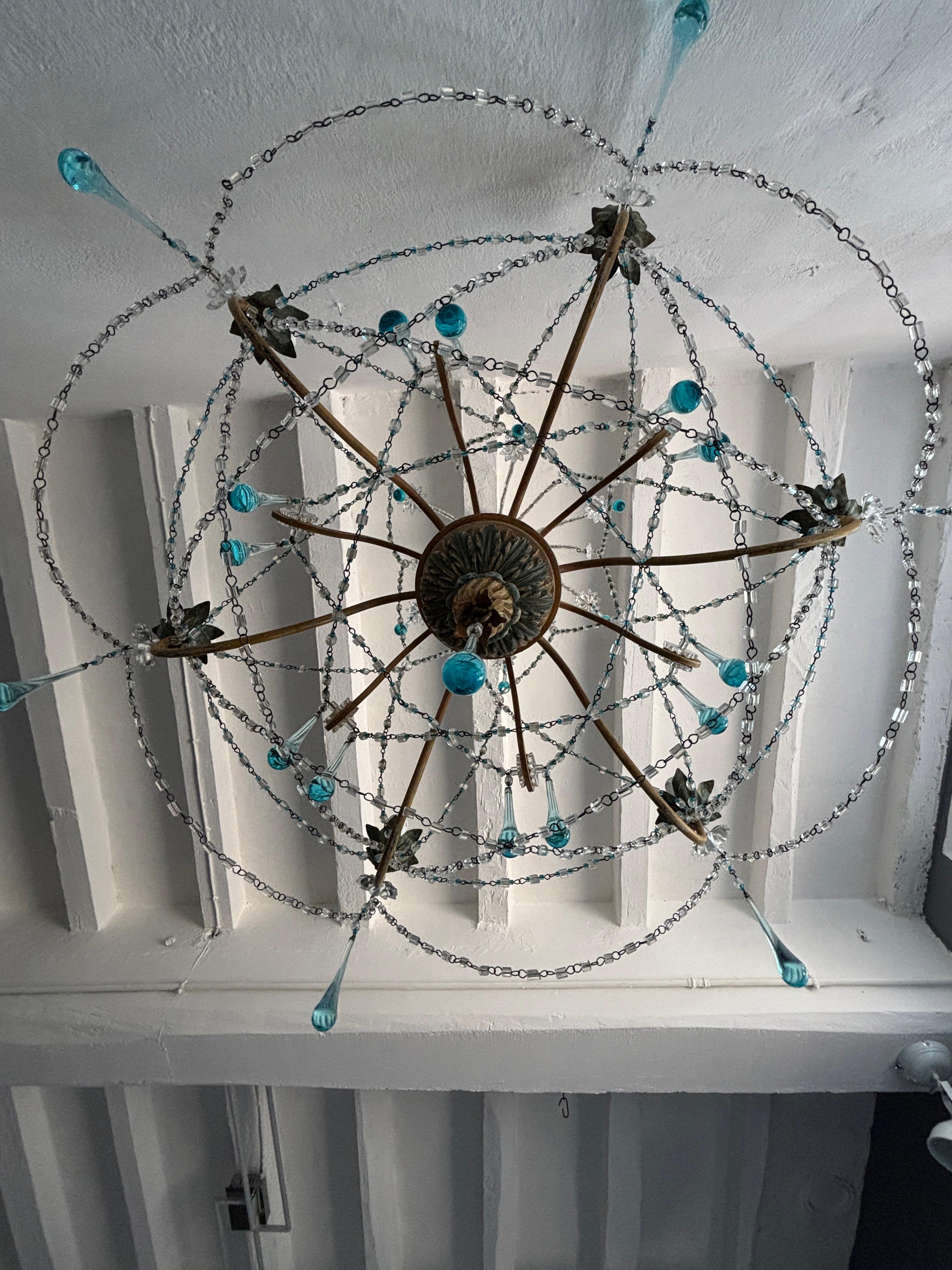 Boîtier de 6 feux montés dans des supports d'ampoules d'origine de couleur tole. Cette lampe sera recâblée avec des prises certifiées UL pour les États-Unis et des prises appropriées pour tous les autres pays.  Bois bleu et jaune avec bras en métal.