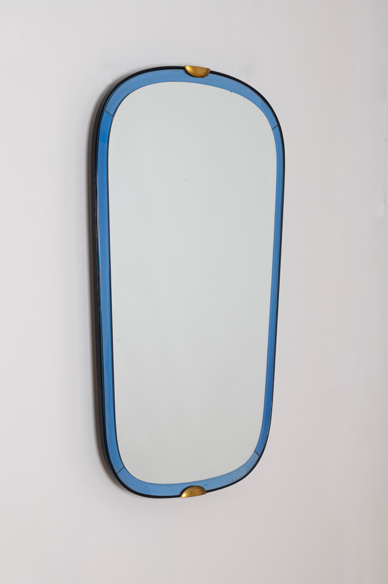 Ein seltener Glasspiegel mit einer atemberaubenden blauen Fase, entworfen von Pietro Chiesa für Luigi Fontana & C., Italien, ca. 1940. Die exquisite blaue Farbe des Schliffs und der abgeschrägten Fase hebt die konische Form und die sanften Kurven