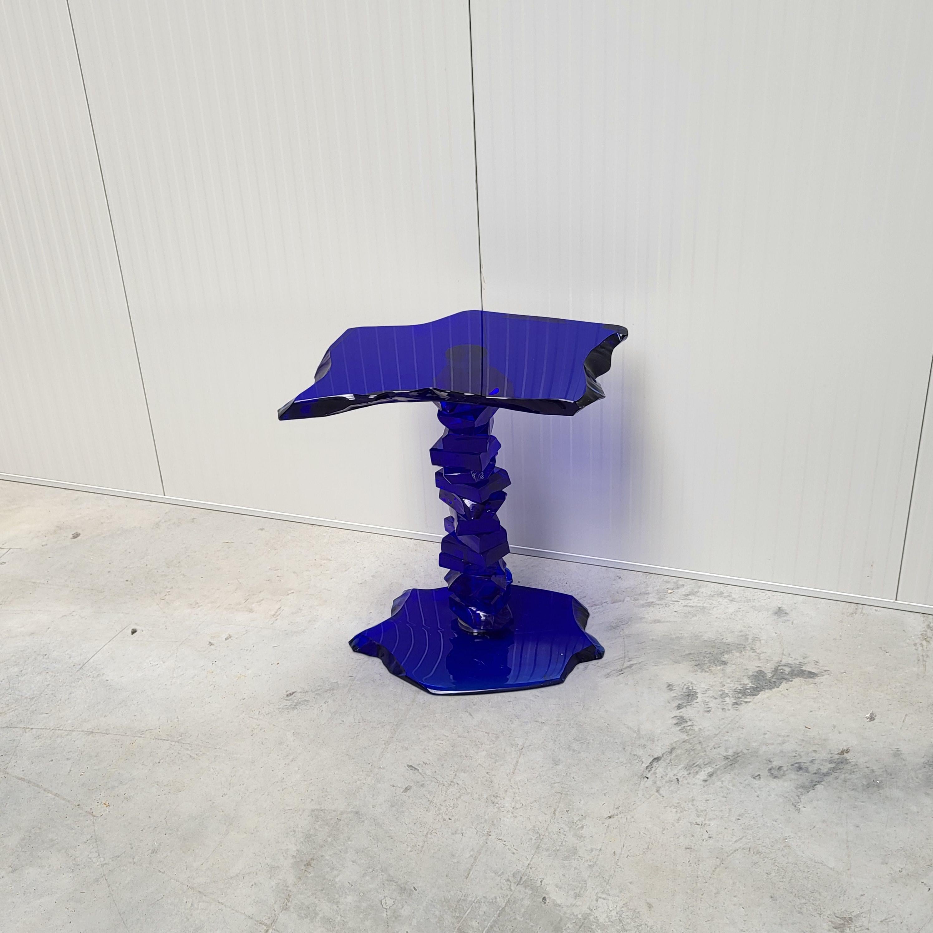 Rare table en verre bleu cobalt de Danny Lane. Fabriqué à Londres en 2010.
Fabriquée par Danny Lane lui-même dans son Studio, cette table est le numéro 4 des 12 jamais fabriquées.
Une pièce unique. N° 4 de l'édition de douze tableaux différents.