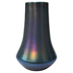 Raro vaso con piede d'elefante in vetro Durand firmato A.I.C. blu e bianco, 1924 ca.