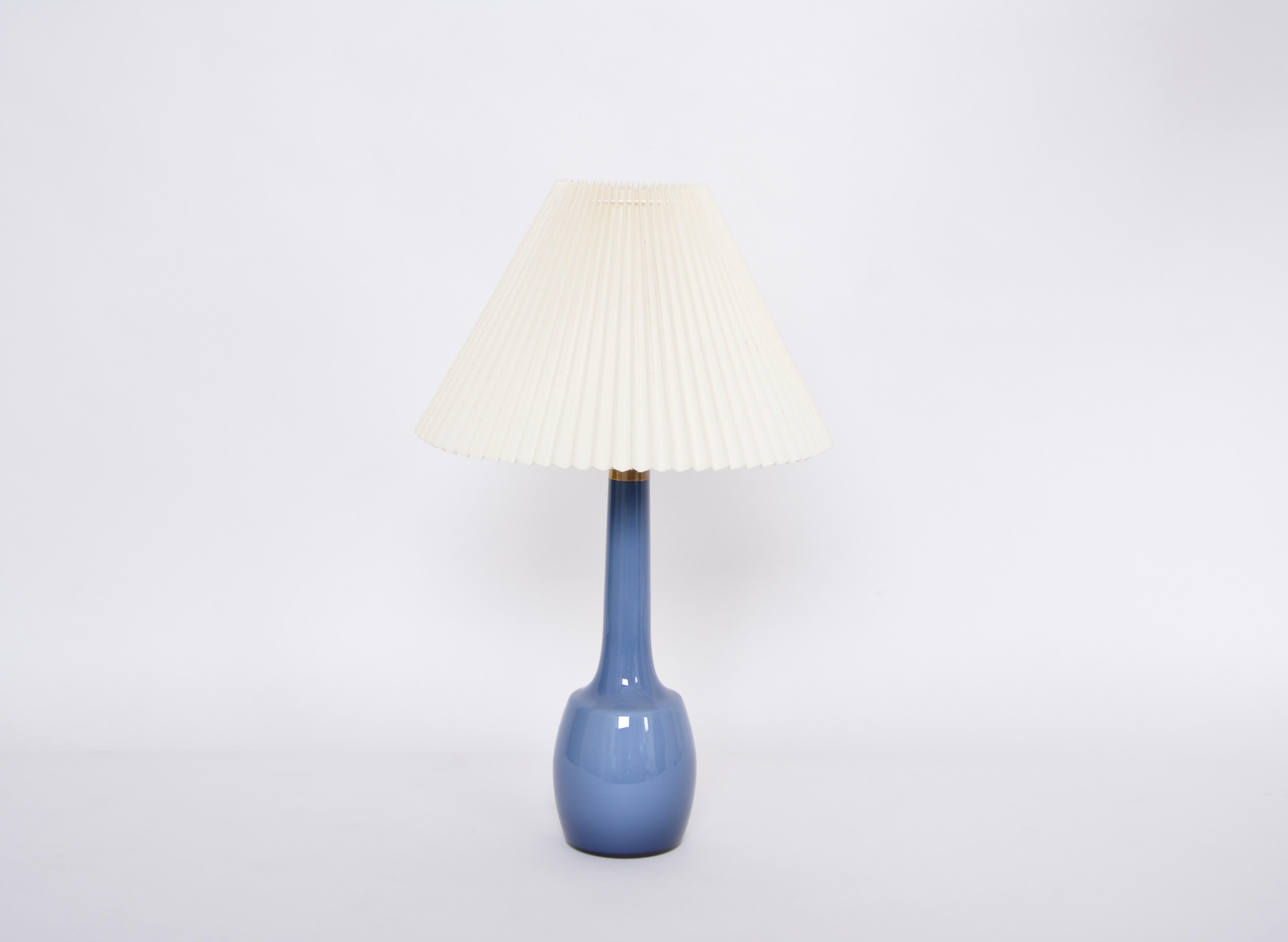 Seltene blaue dänische Mid-Century-Tischlampe von Esben Klint für Holmegaard (Moderne der Mitte des Jahrhunderts) im Angebot