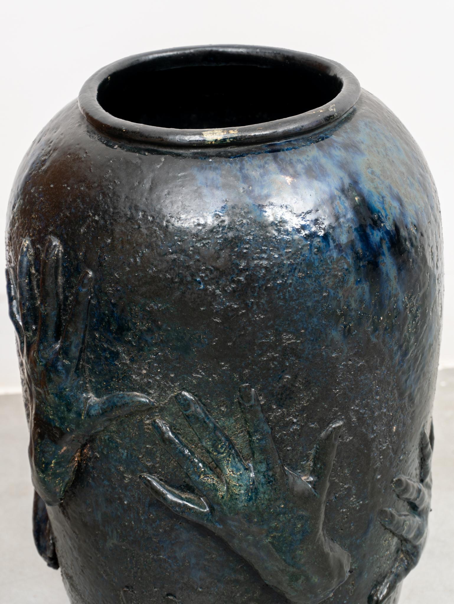 Rare vase en céramique émaillée bleue décoré de mains, 1970, Belgique 2