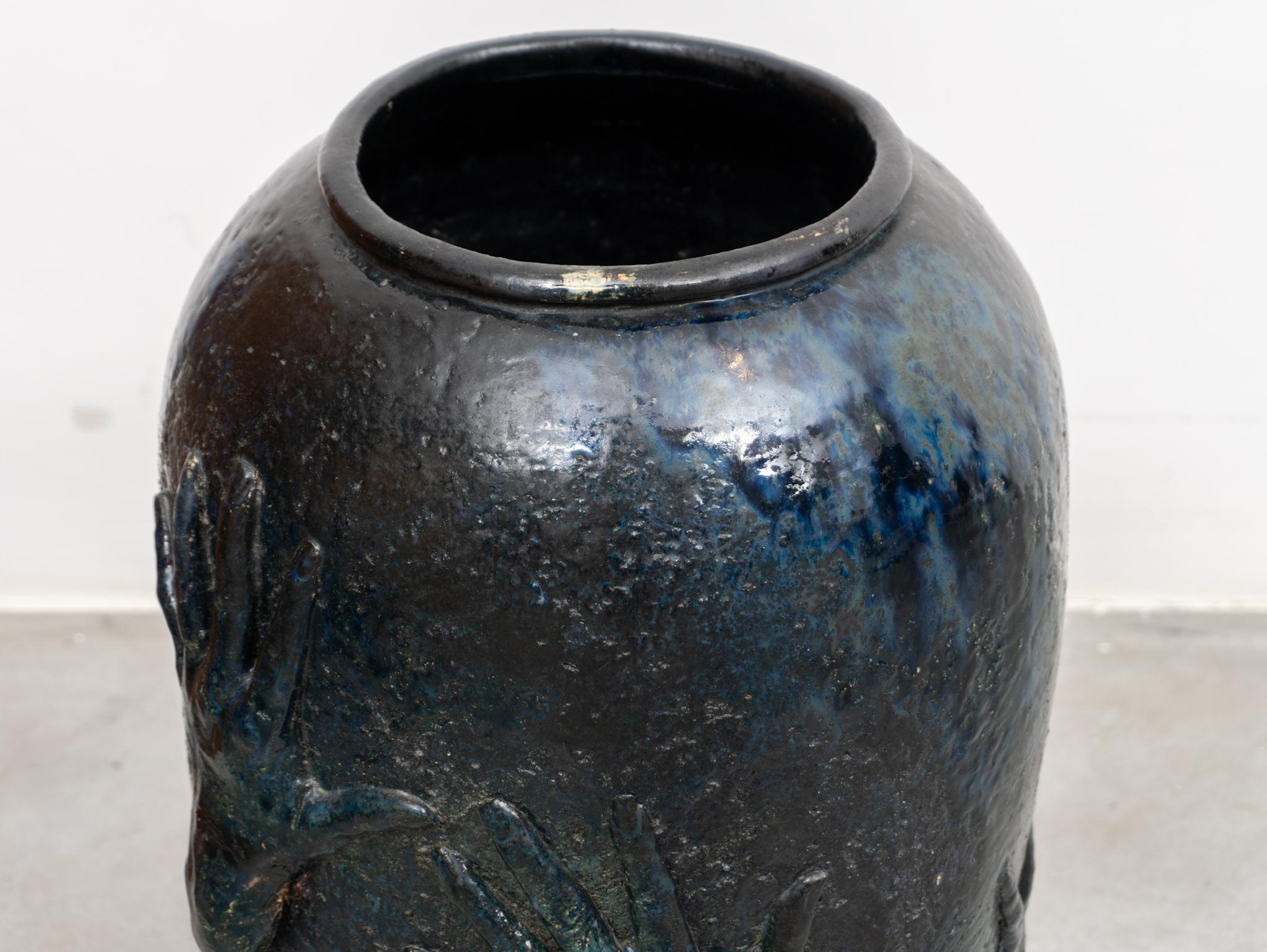 Rare vase en céramique émaillée bleue décoré de mains, 1970, Belgique 3