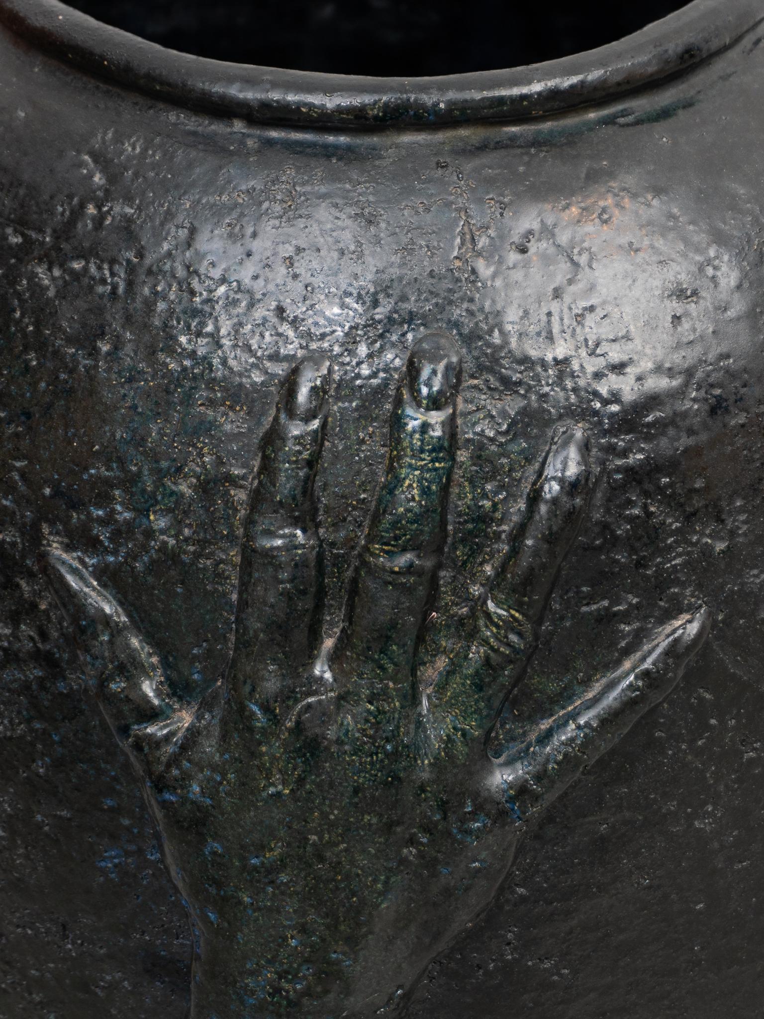 Rare vase en céramique émaillée bleue décoré de mains, 1970, Belgique 4
