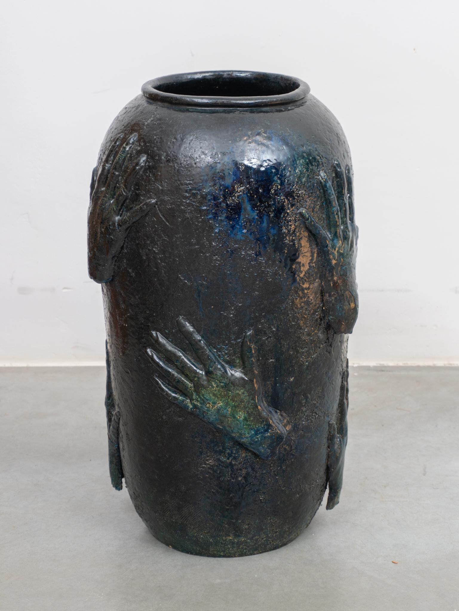 Mid-Century Modern Rare vase en céramique émaillée bleue décoré de mains, 1970, Belgique