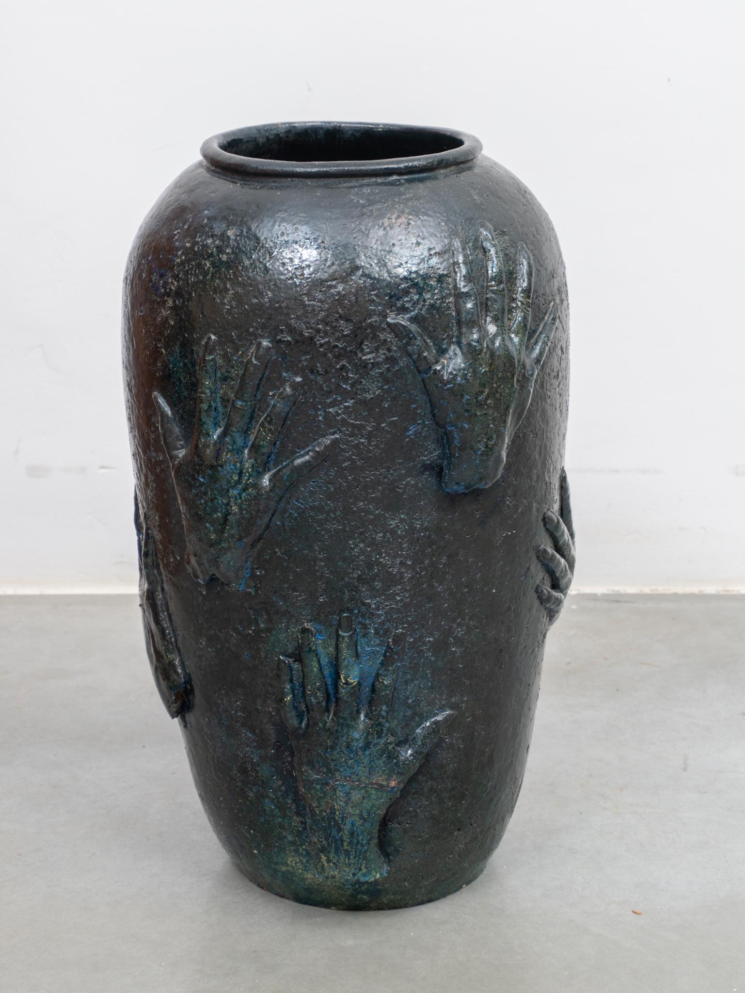 Belge Rare vase en céramique émaillée bleue décoré de mains, 1970, Belgique