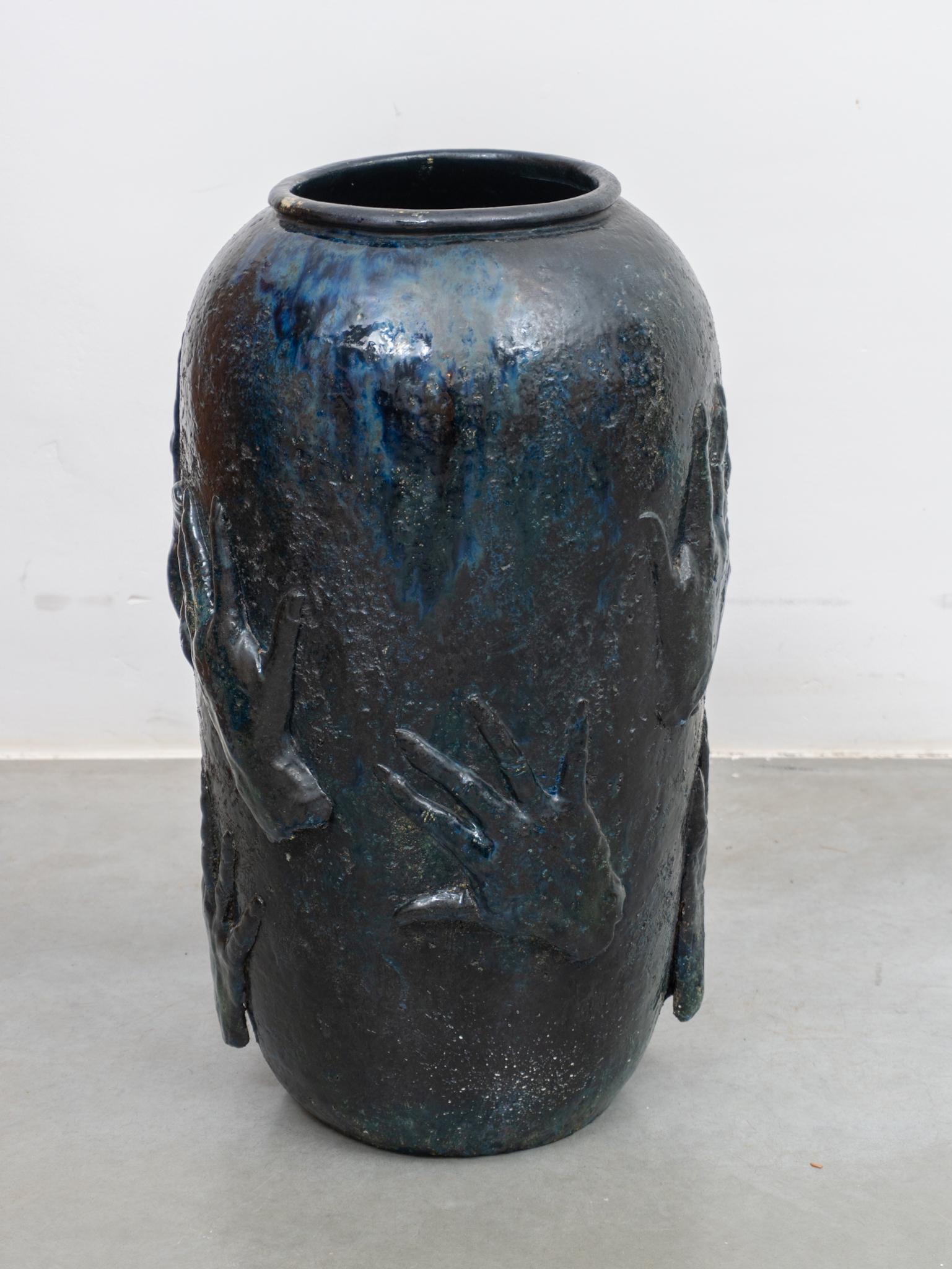 Rare vase en céramique émaillée bleue décoré de mains, 1970, Belgique Bon état à Antwerp, BE