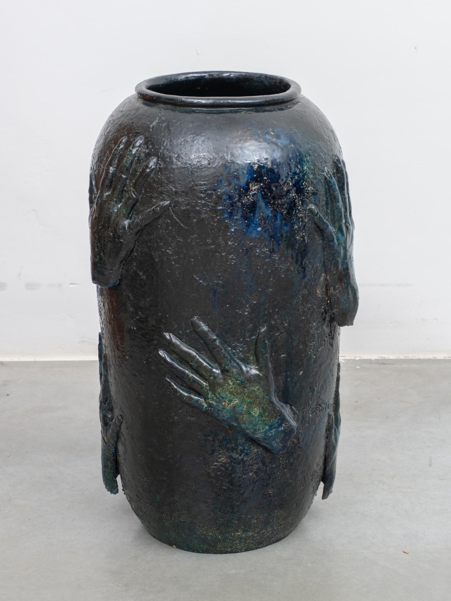 Céramique Rare vase en céramique émaillée bleue décoré de mains, 1970, Belgique