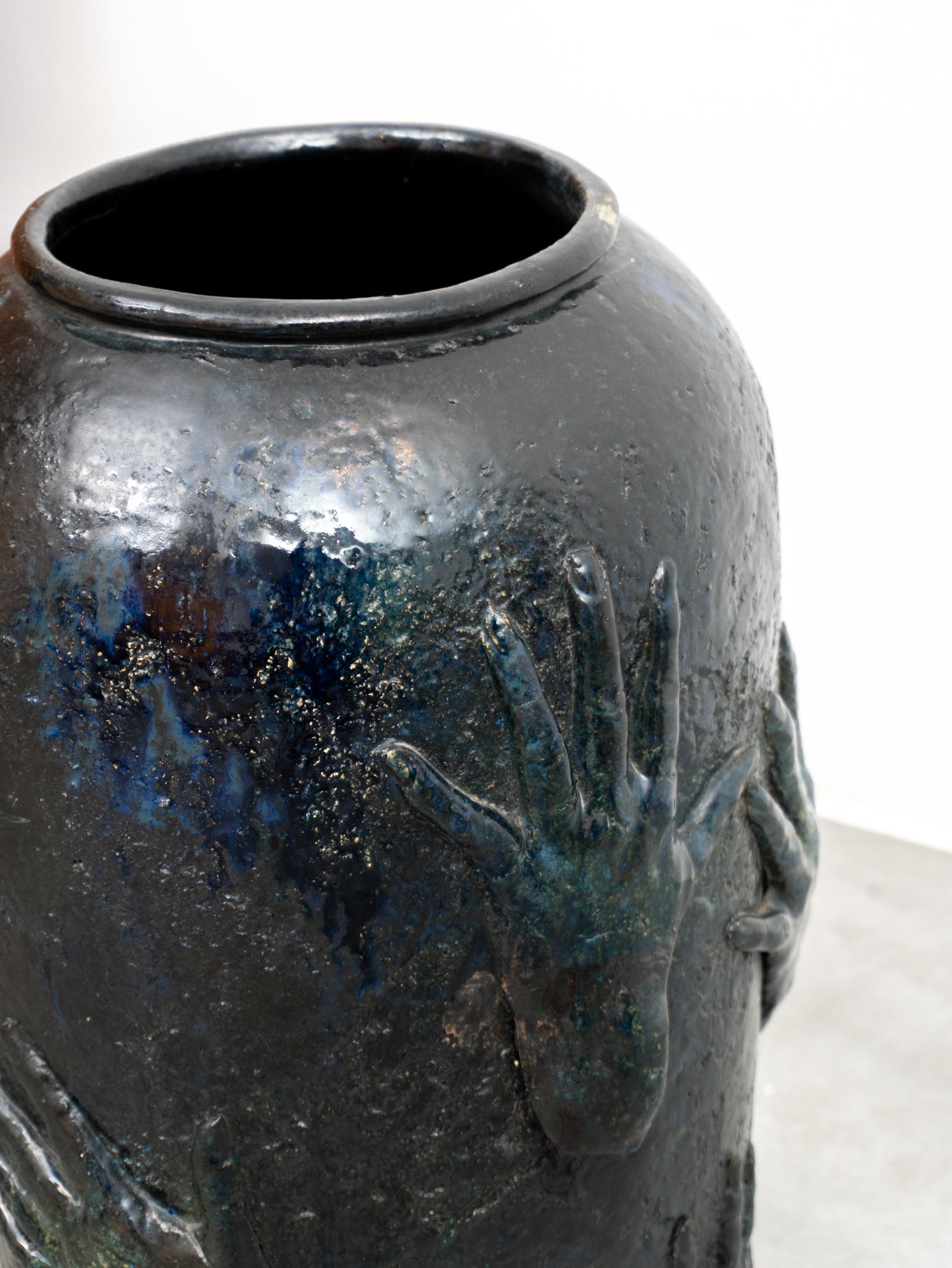 Rare vase en céramique émaillée bleue décoré de mains, 1970, Belgique 1