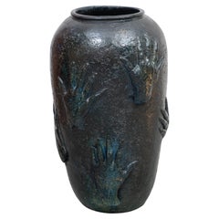 Rare vase en céramique émaillée bleue décoré de mains, 1970, Belgique