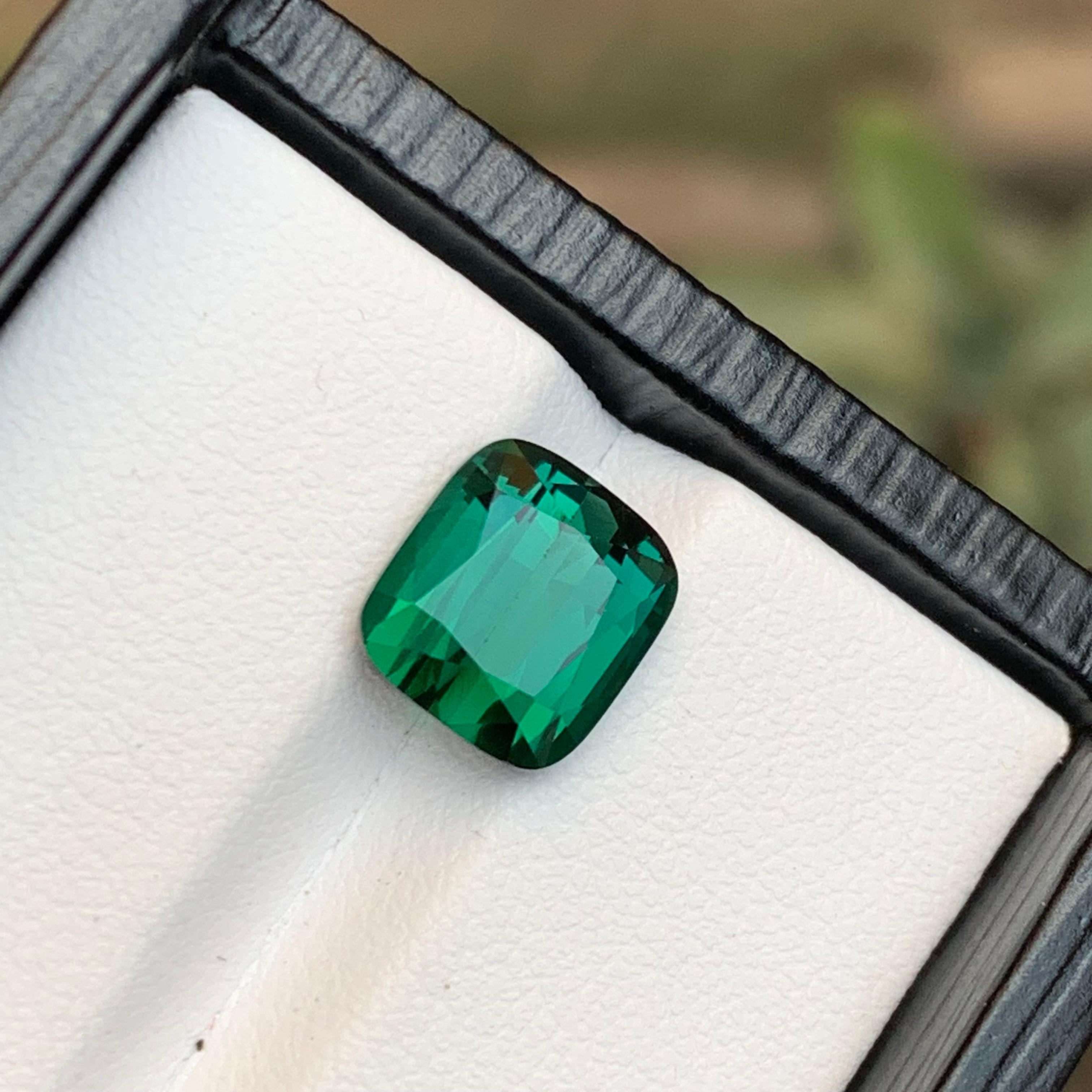 Admirez la rare beauté de notre tourmaline naturelle bleu-vert taillée en coussin, provenant des paysages enchanteurs de l'Afghanistan. Le travail artisanal impeccable met en valeur sa coupe coussin époustouflante, rehaussant son excellent éclat et