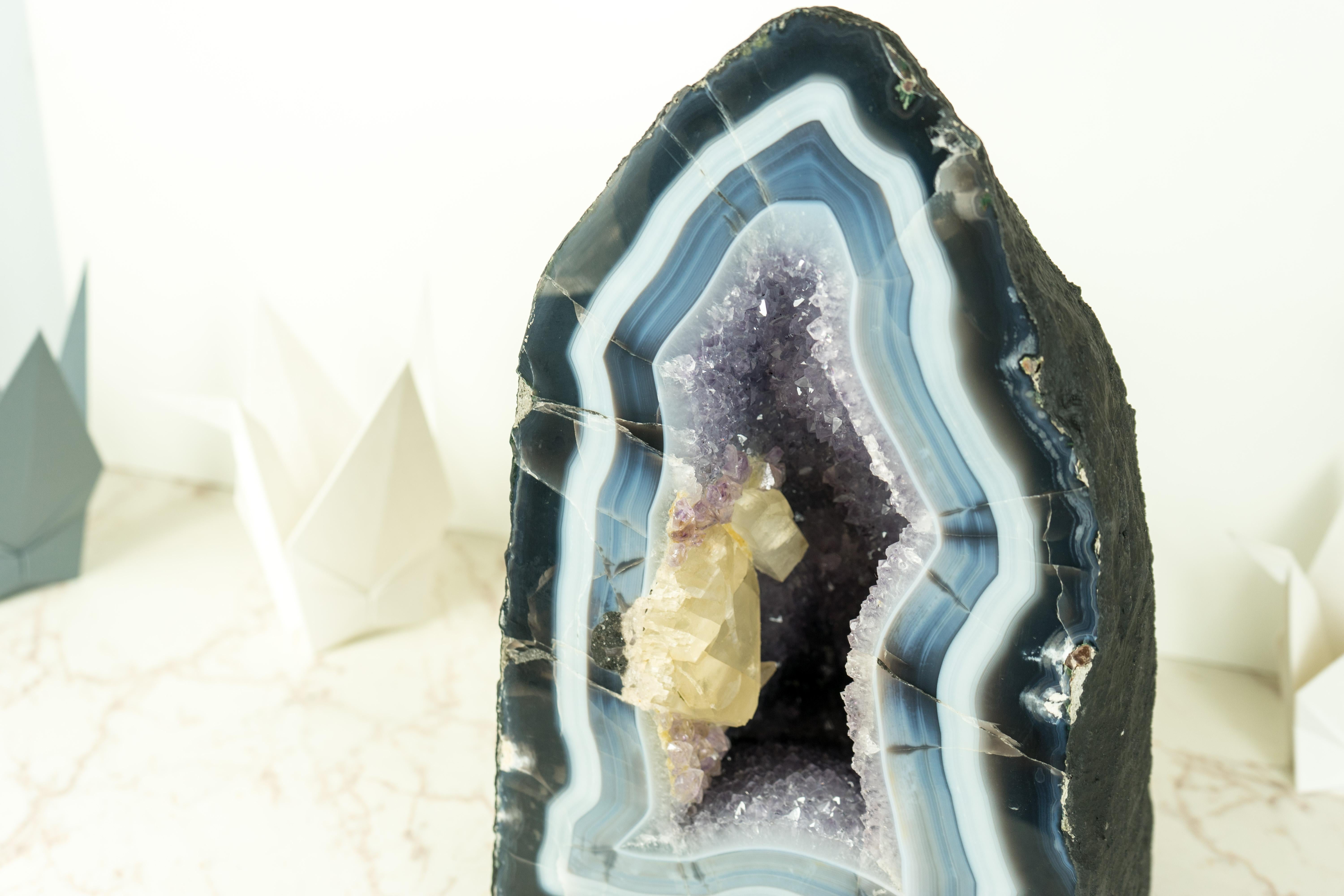 Rara cattedrale di agata blu con lacci di agata blu e bianchi e calcite in vendita 5