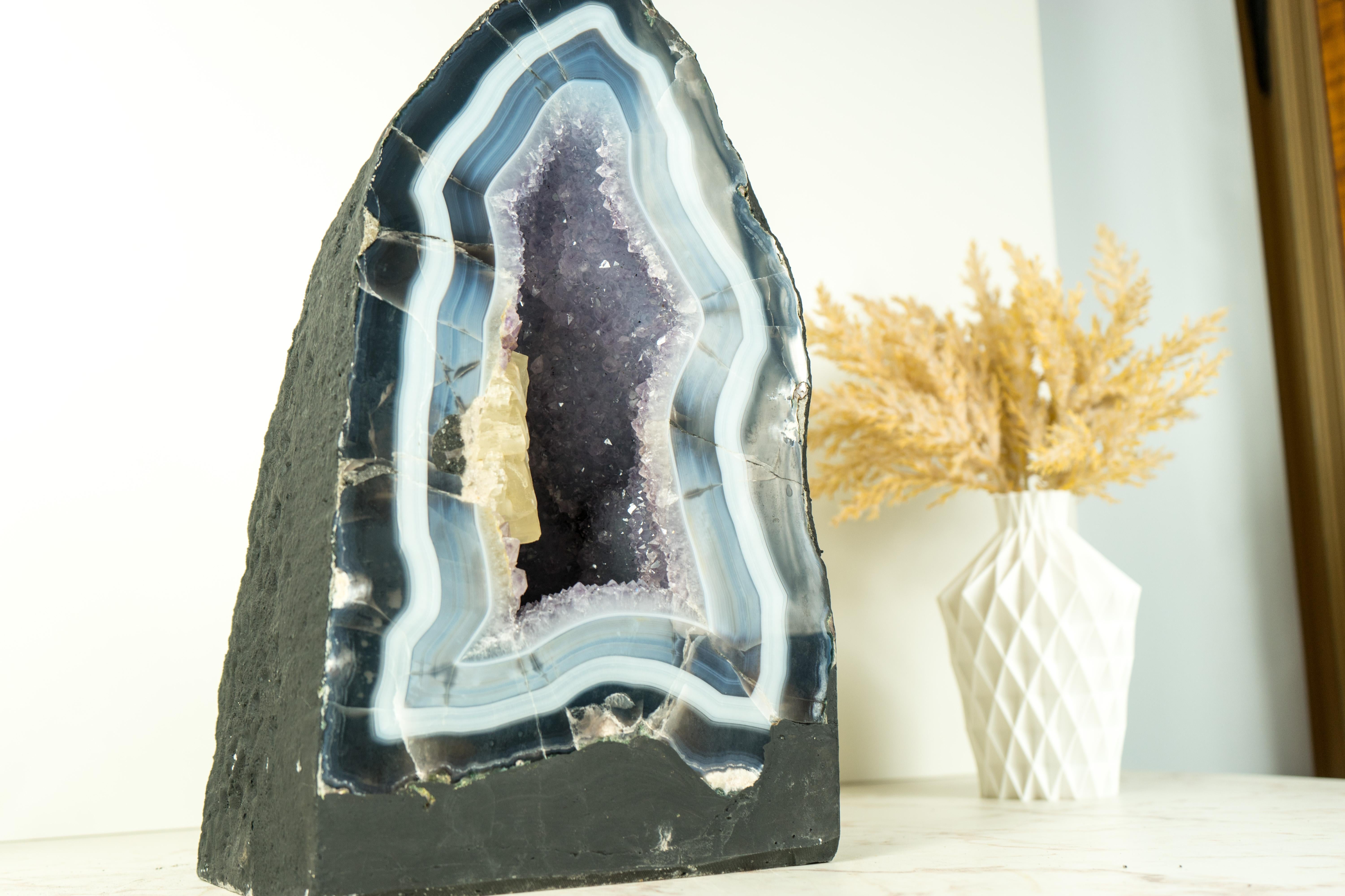 Rara cattedrale di agata blu con lacci di agata blu e bianchi e calcite in vendita 6