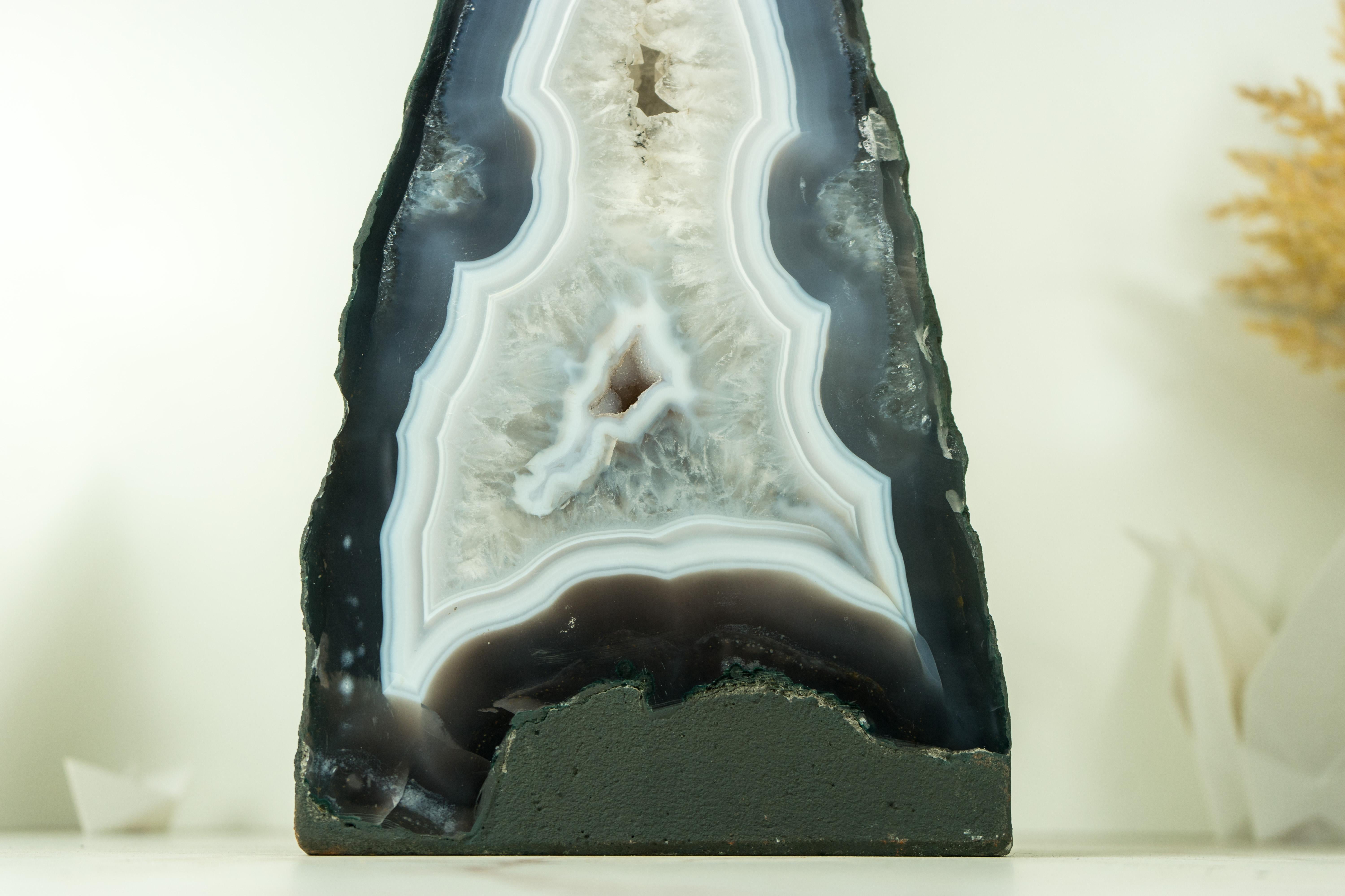 Raro geode di agata blu con druzy di cristallo e lacci di agata di prima classe in vendita 1