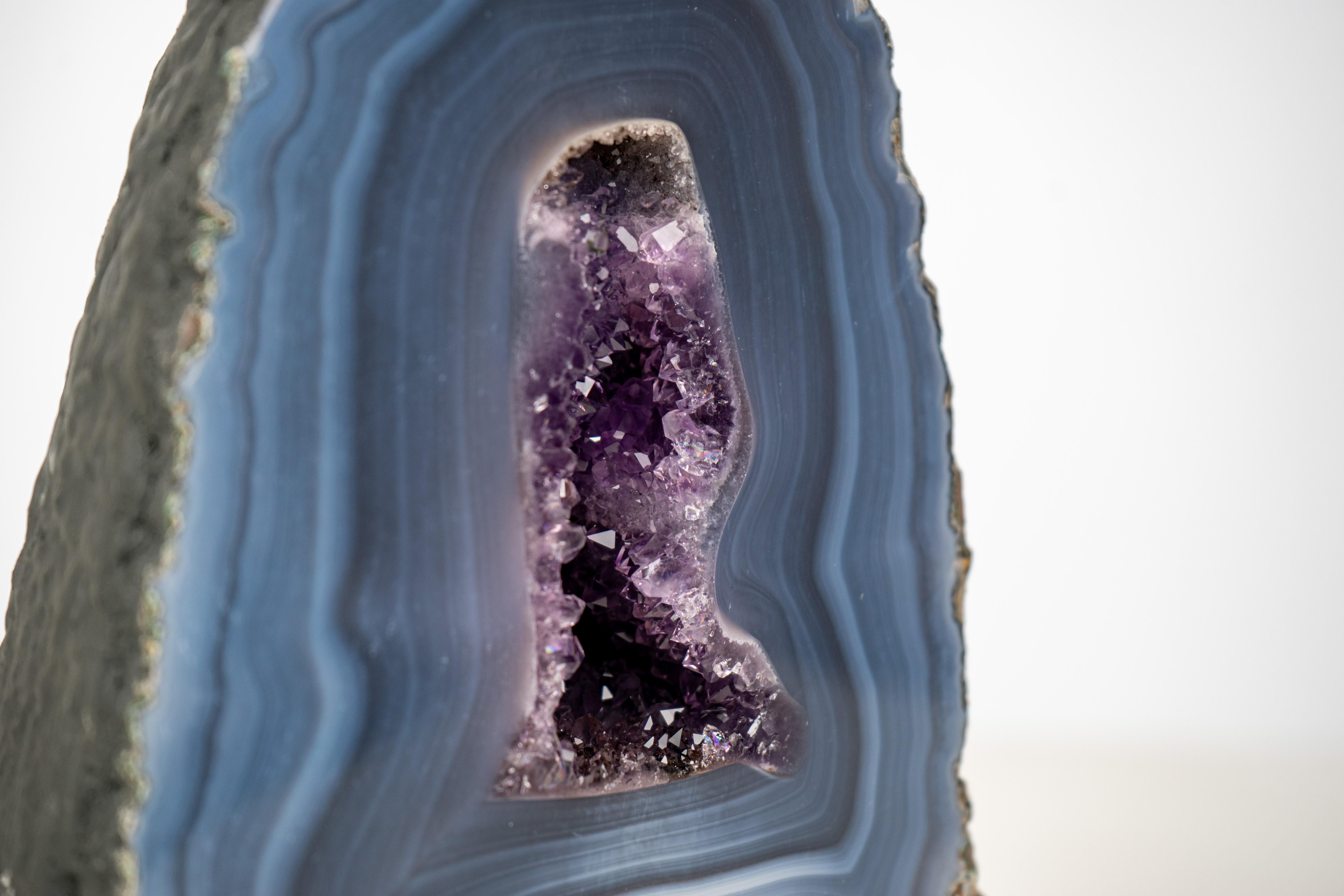 Raro geode di agata blu con un delicato motivo a righe in vendita 4