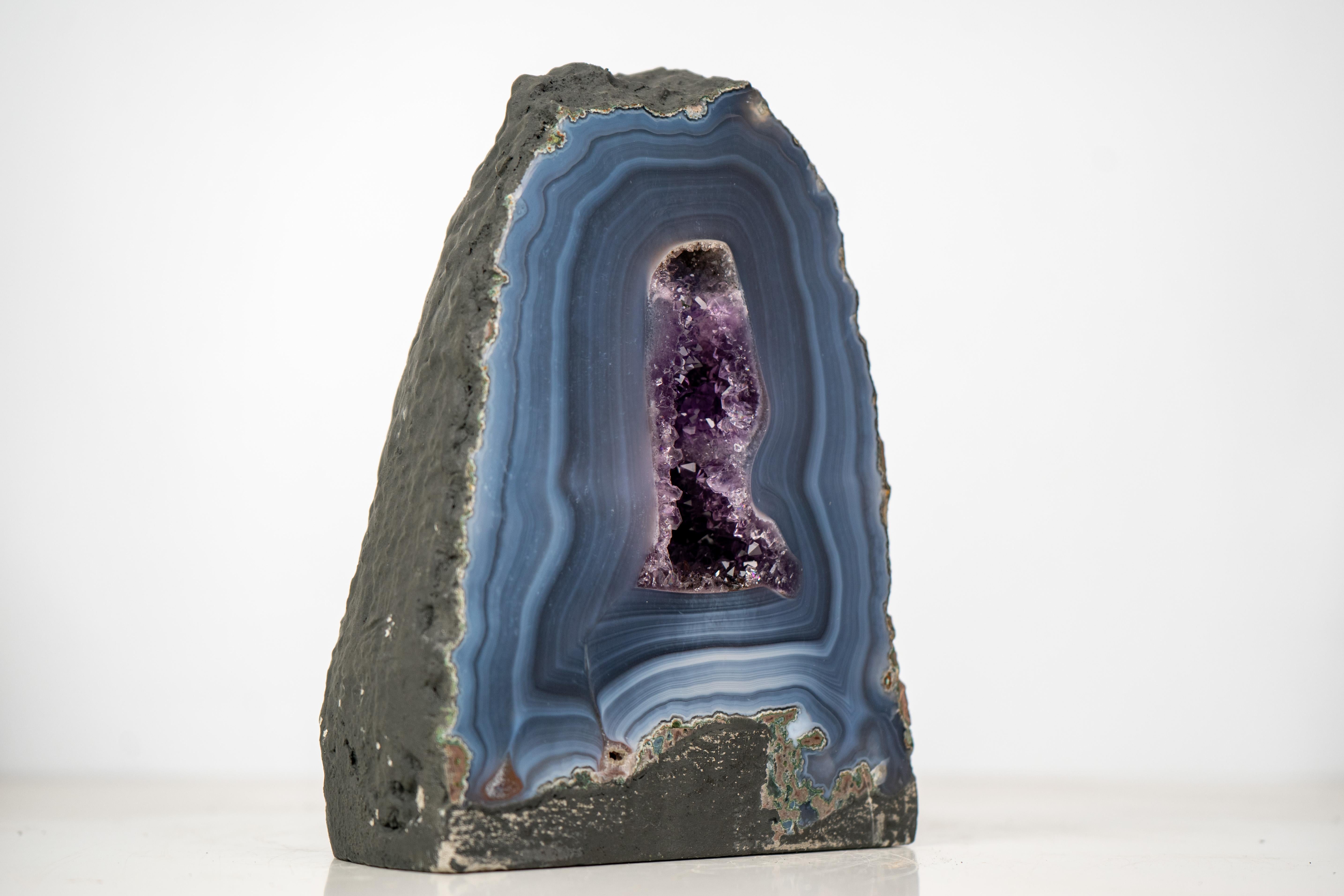 Opere d'arte di Nature: Raro geode di agata blu con motivo a strisce intrinseco e interno di quarzo

Descrizione

Con caratteristiche rare come i lacci a righe di colore blu, un'estetica straordinaria e un cristallo di ametista al centro, questo