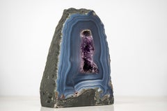 Seltene blaue Spitzenachat-Geode mit zartem Streifenmuster