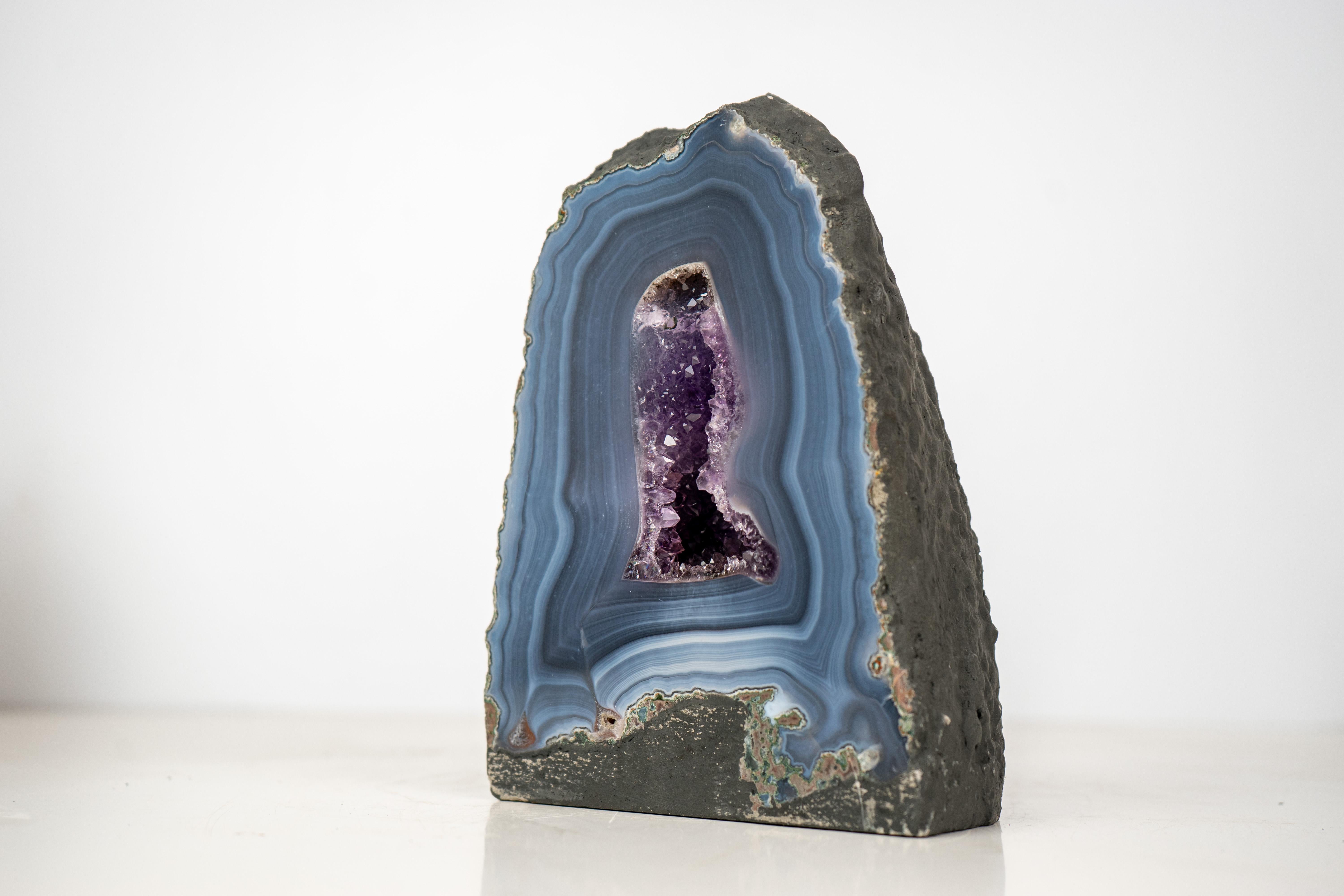 Brasiliano Raro geode di agata blu con un delicato motivo a righe in vendita
