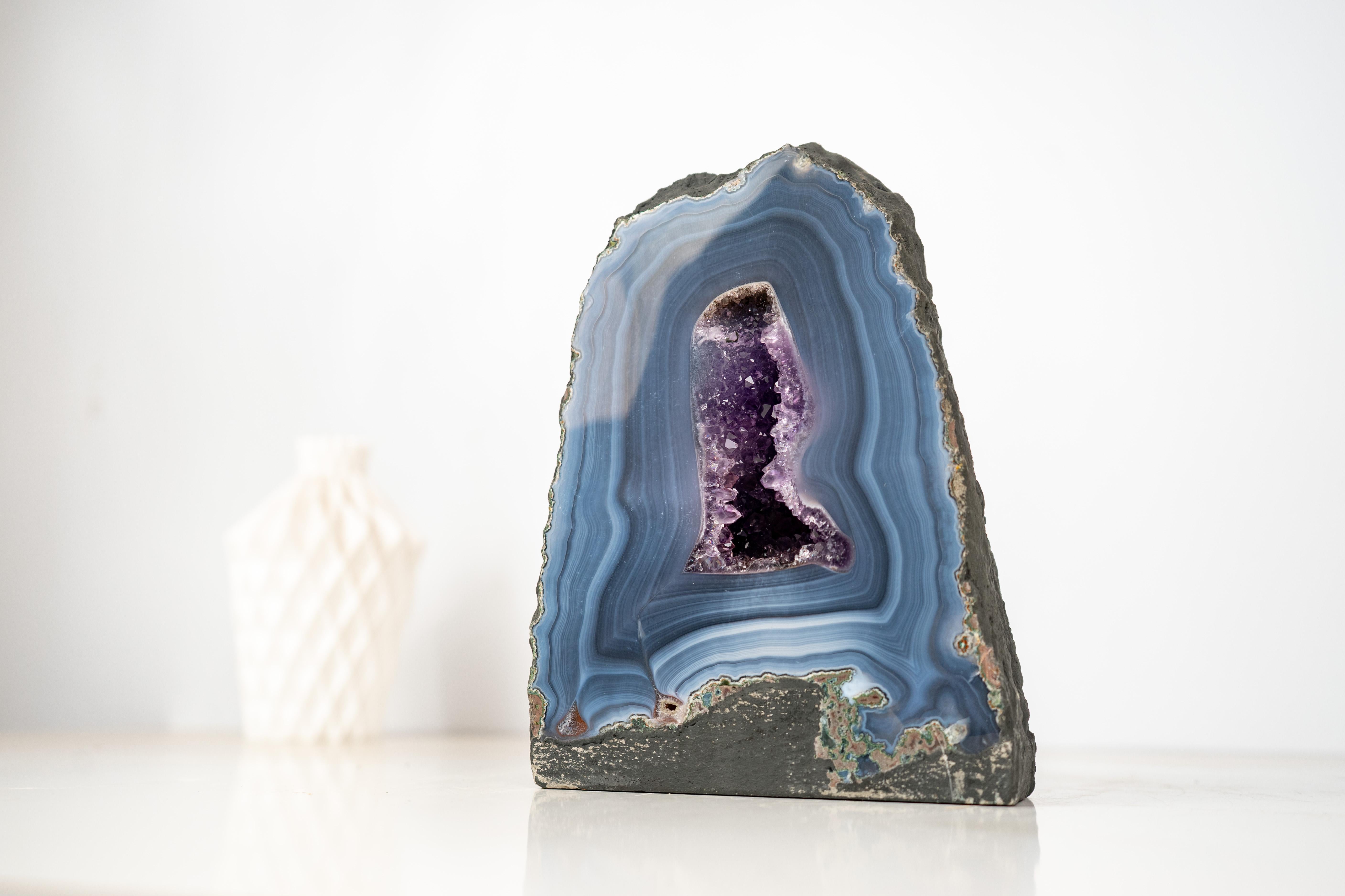 XXI secolo e contemporaneo Raro geode di agata blu con un delicato motivo a righe in vendita