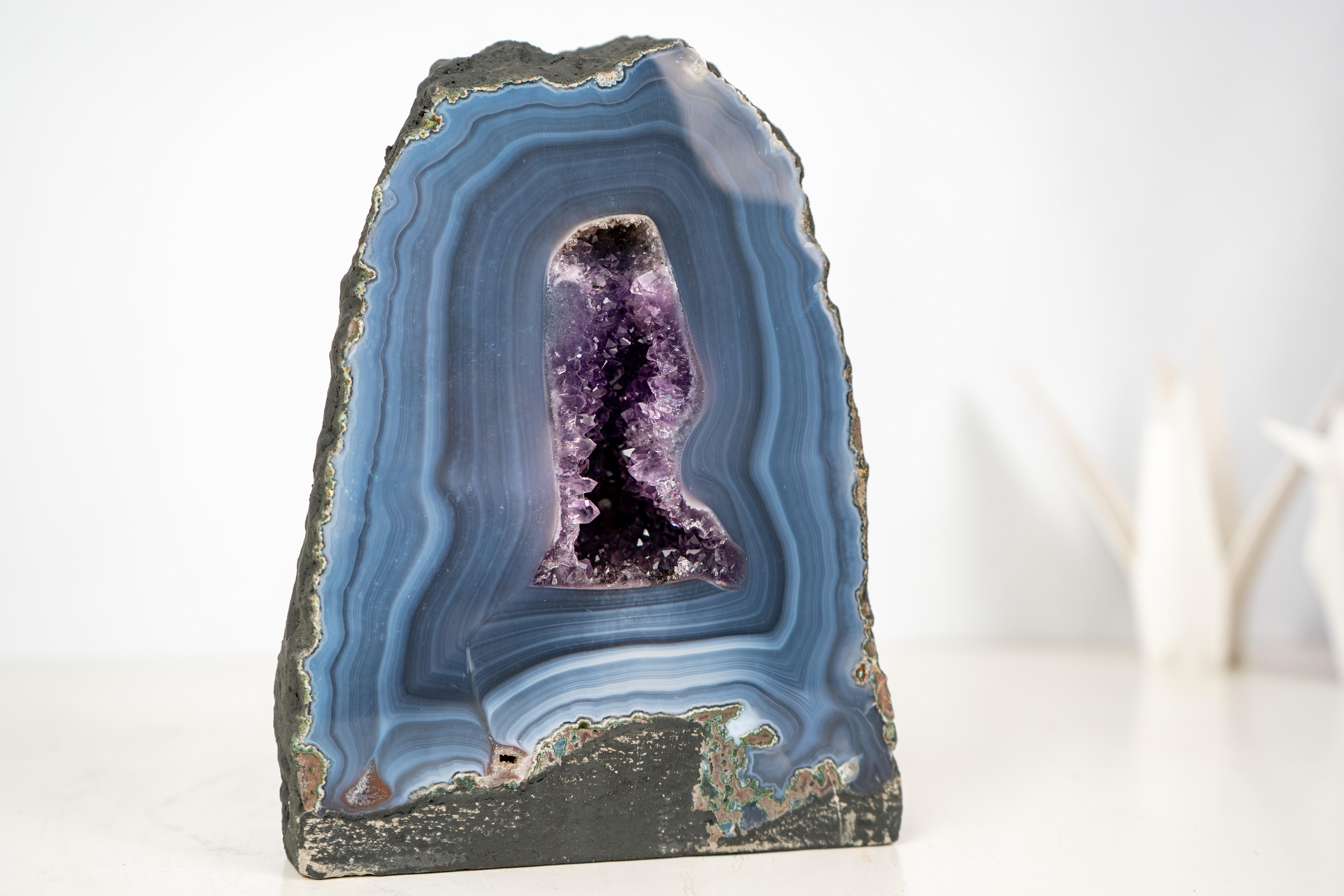 Cristallo Raro geode di agata blu con un delicato motivo a righe in vendita