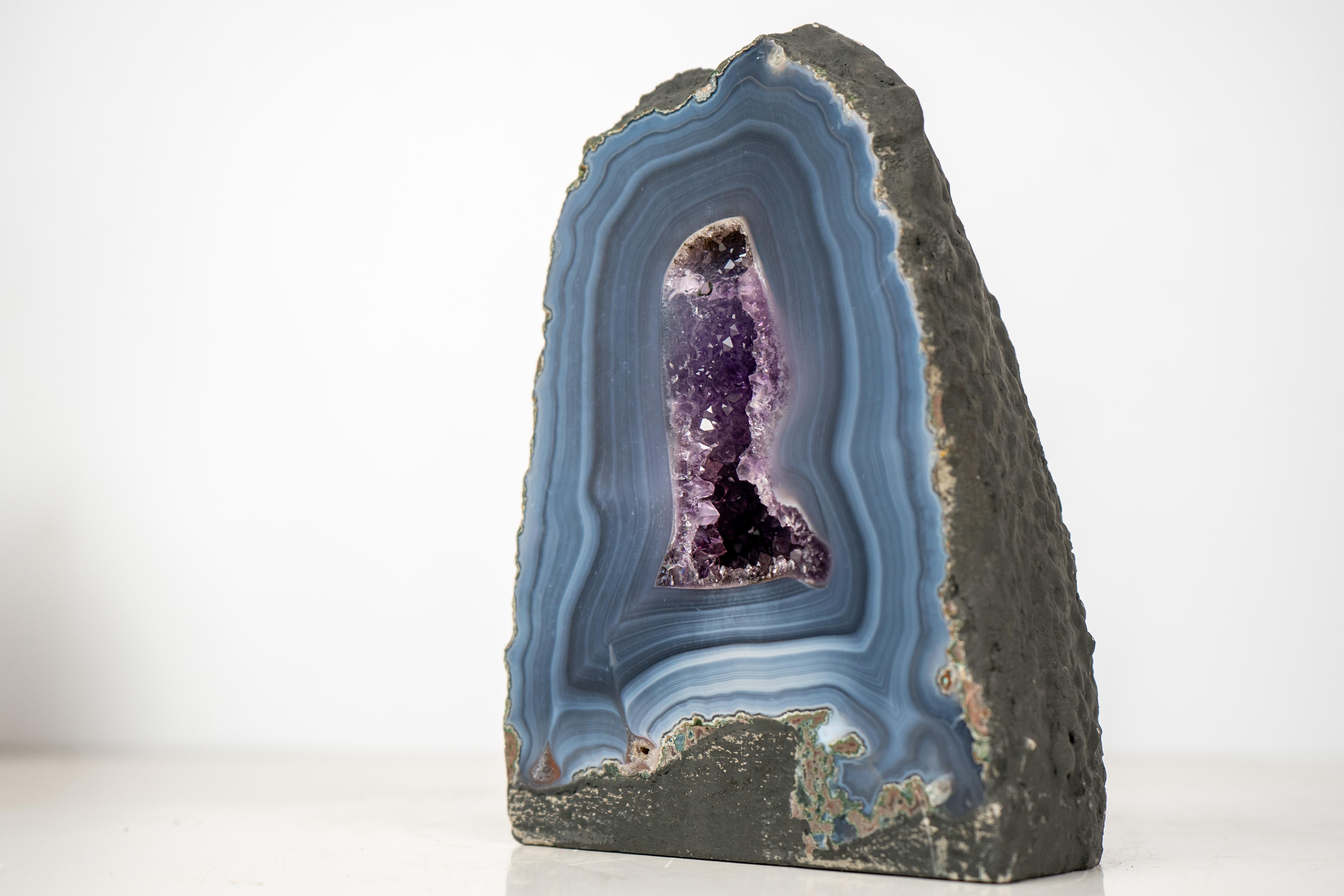 Raro geode di agata blu con un delicato motivo a righe in vendita 1