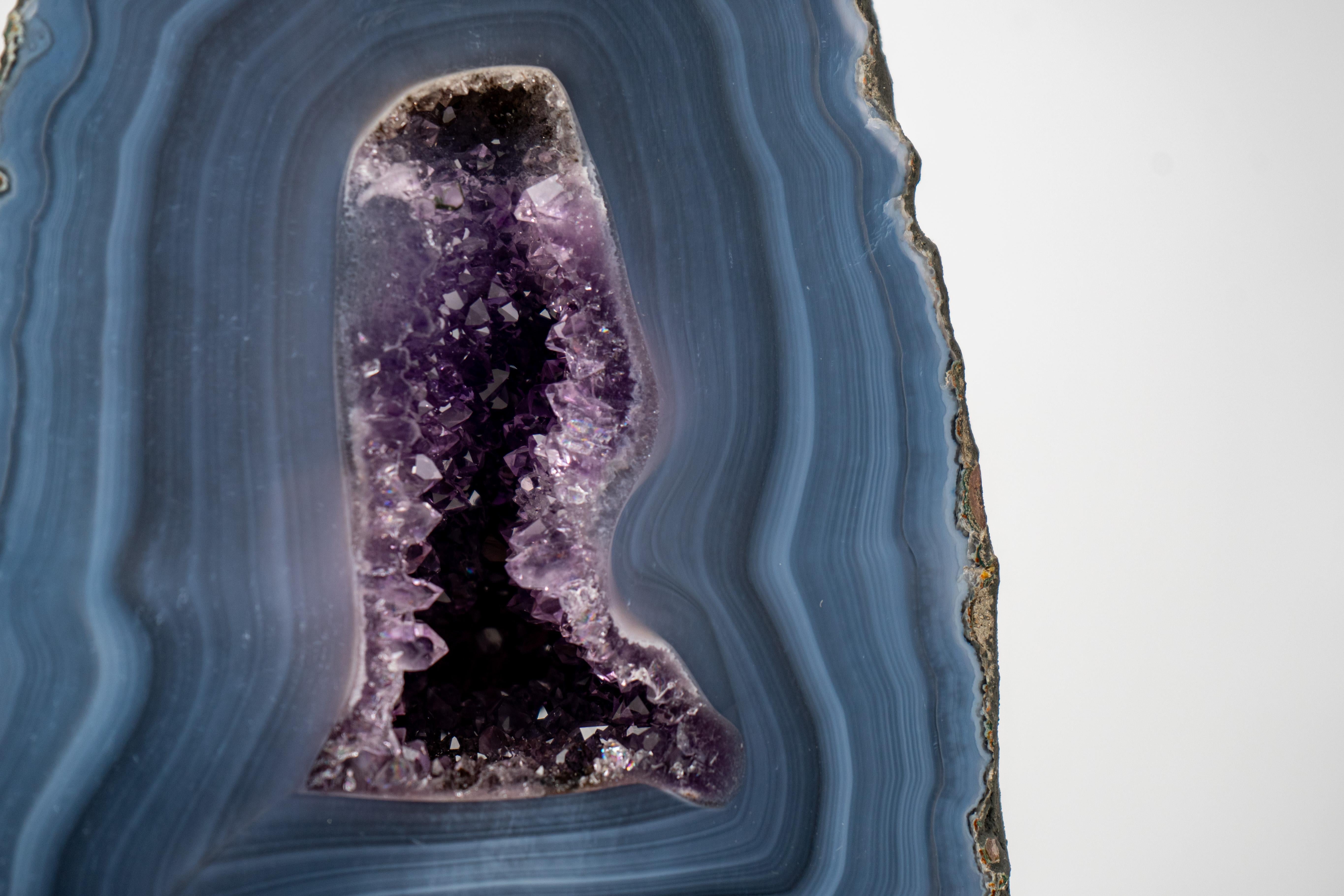 Raro geode di agata blu con un delicato motivo a righe in vendita 2