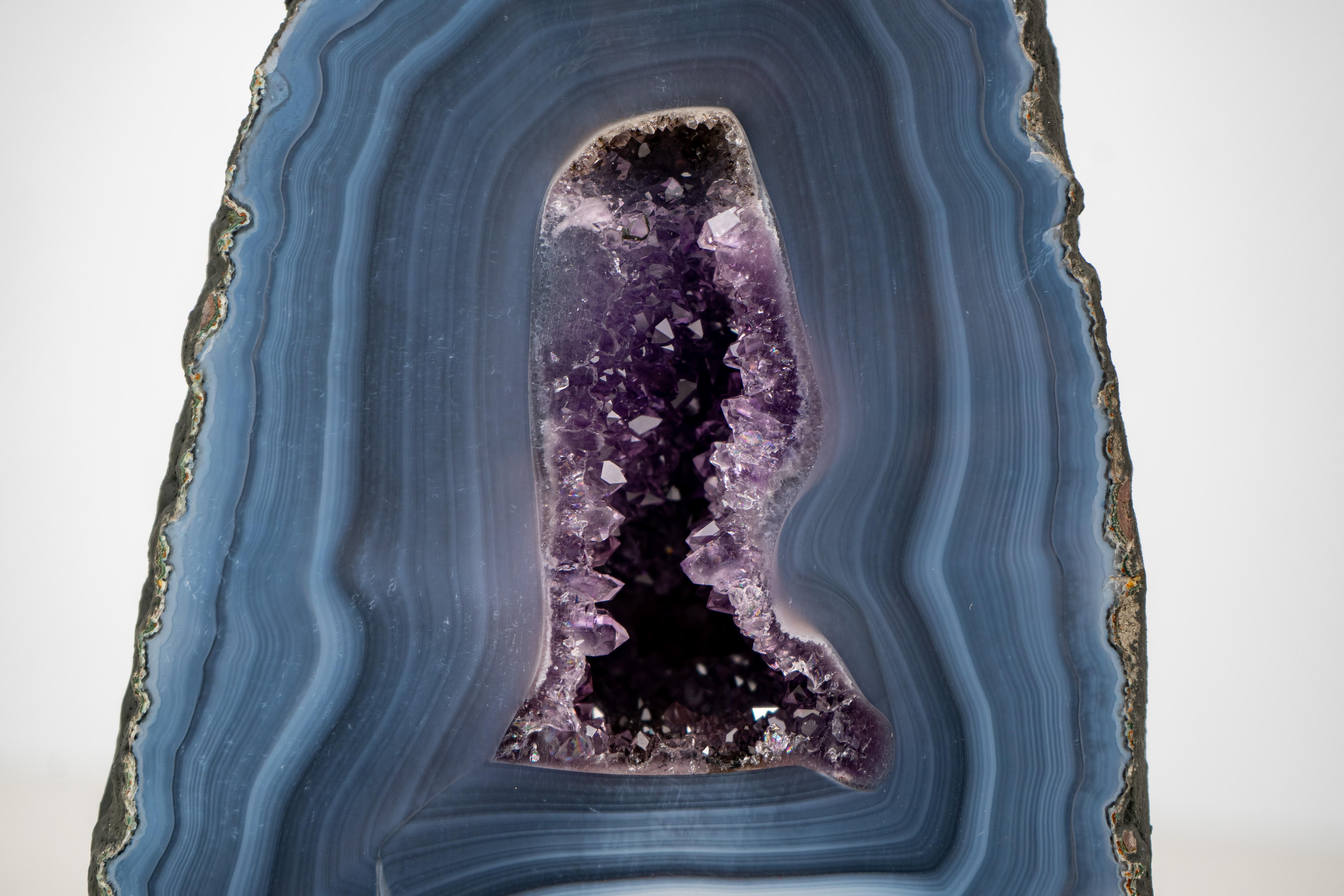 Raro geode di agata blu con un delicato motivo a righe in vendita 3