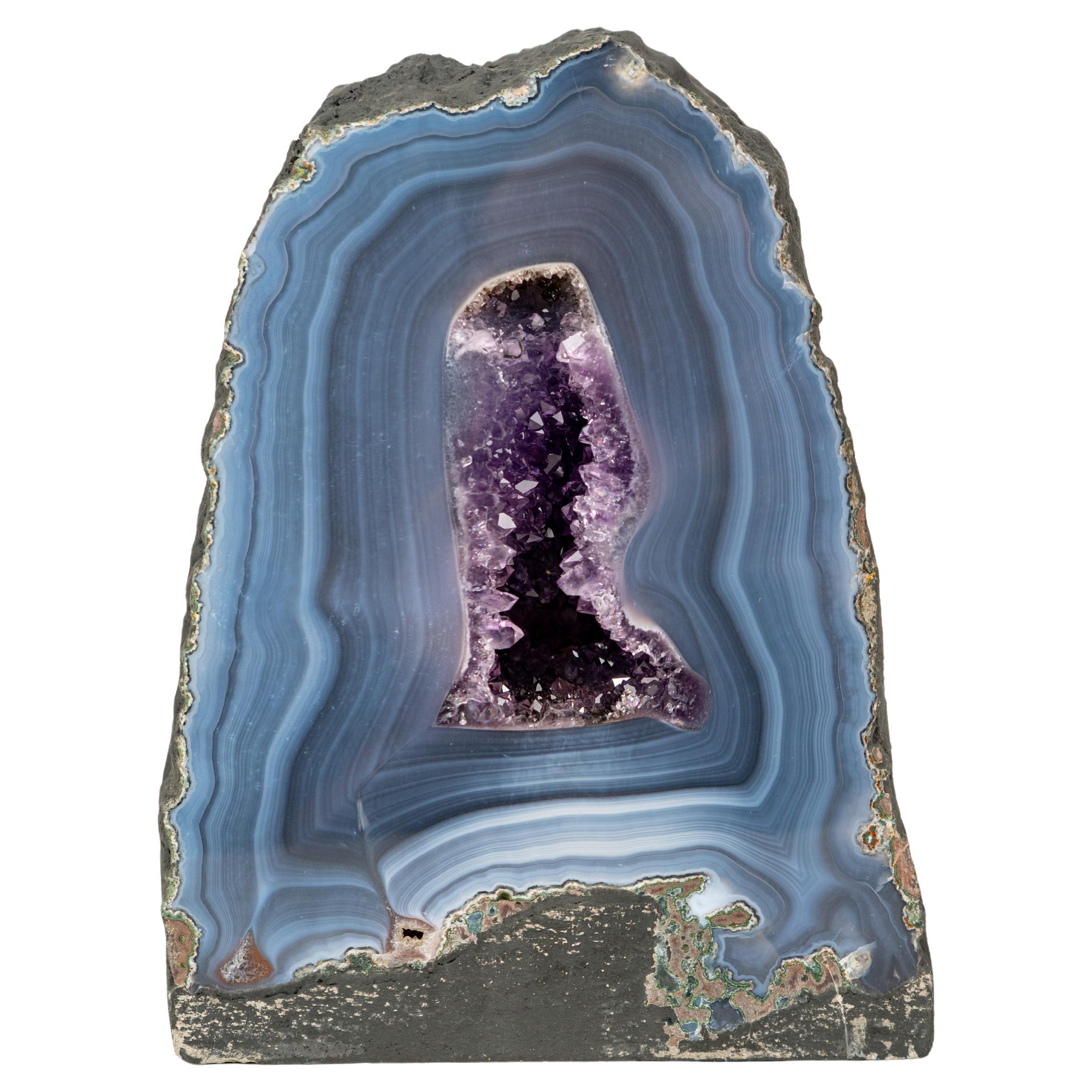 Raro geode di agata blu con un delicato motivo a righe