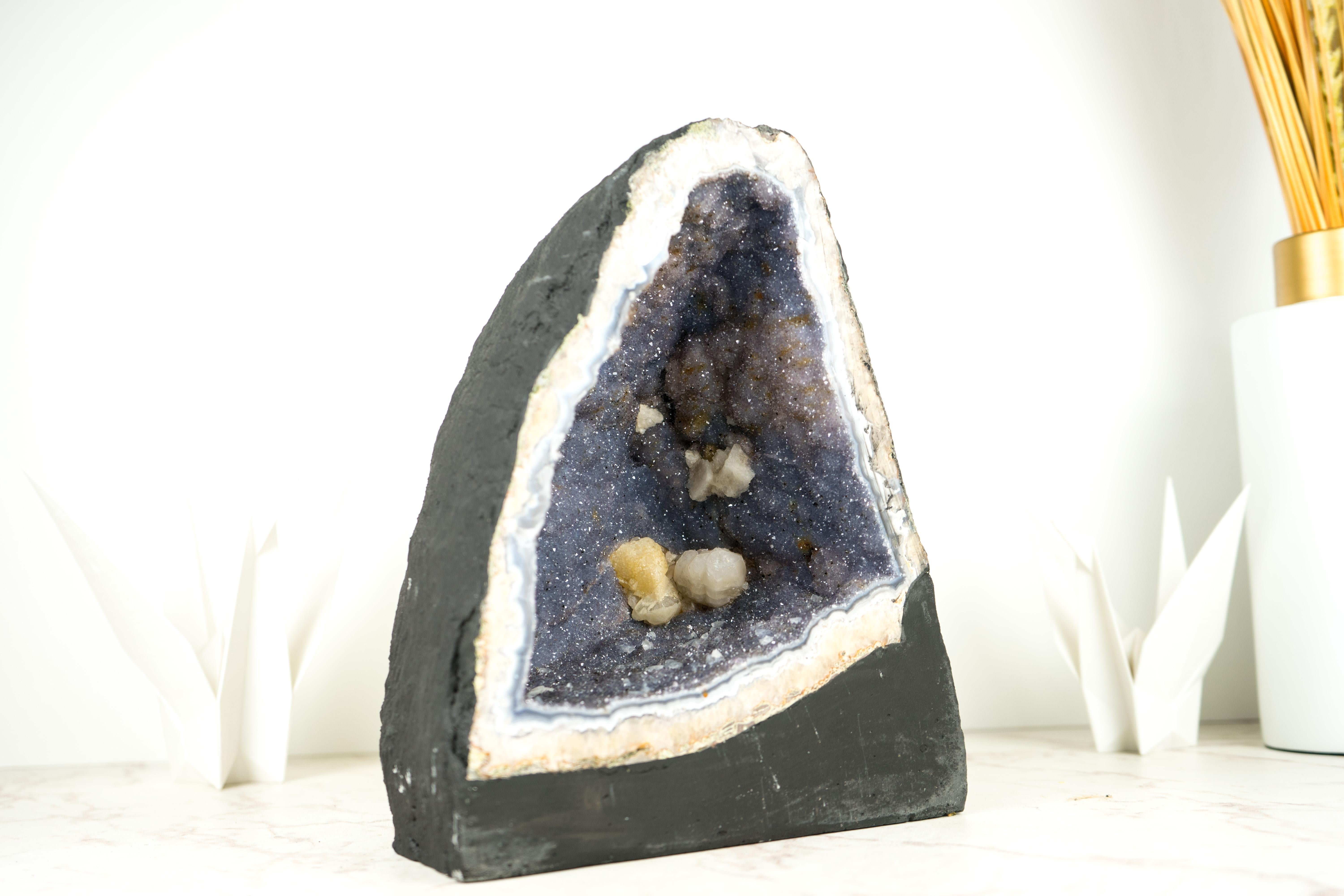 Raro geode di agata blu con druzy di ametista lavanda, geode cattedrale in vendita 4
