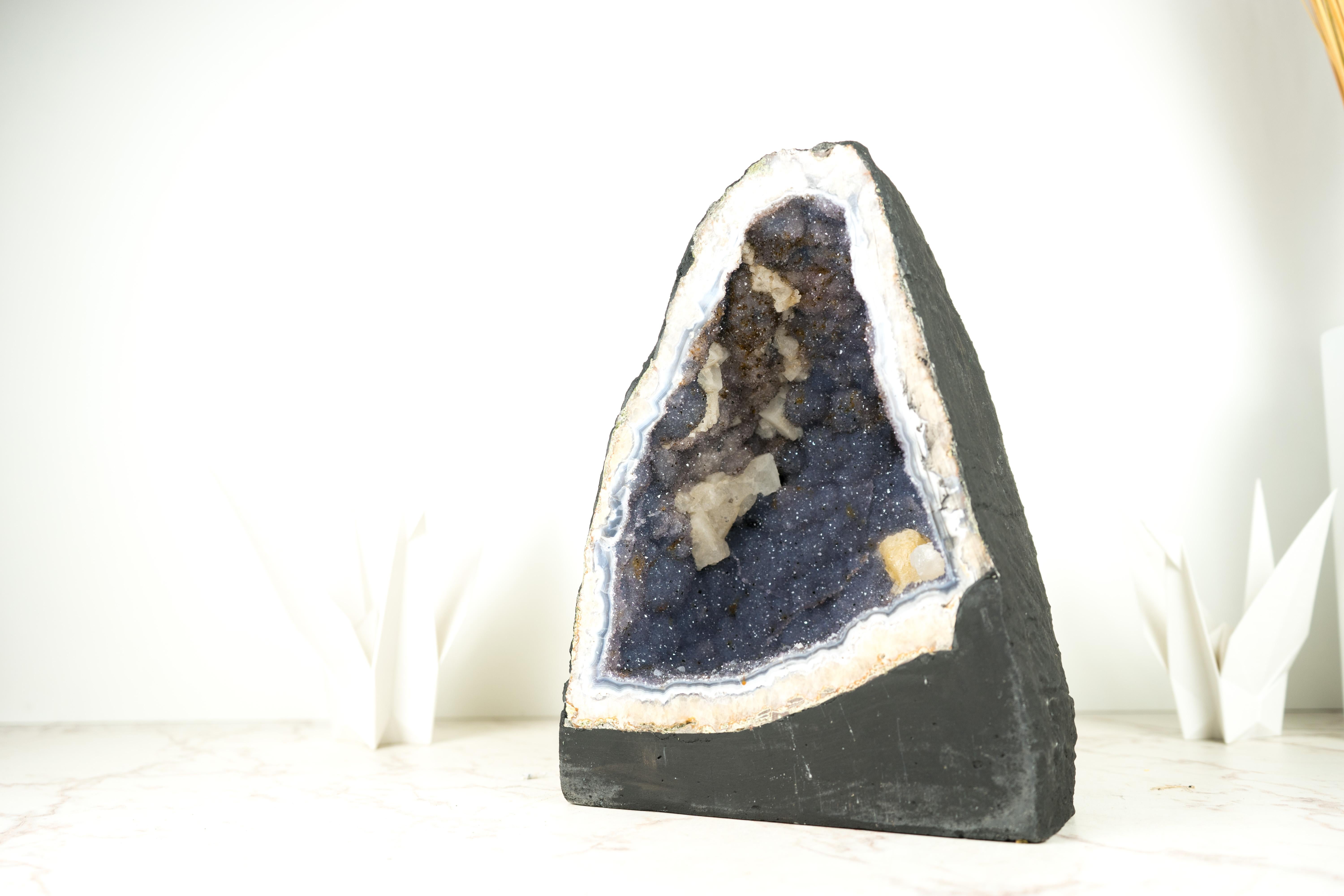 Raro geode di agata blu con druzy di ametista lavanda, geode cattedrale in vendita 5