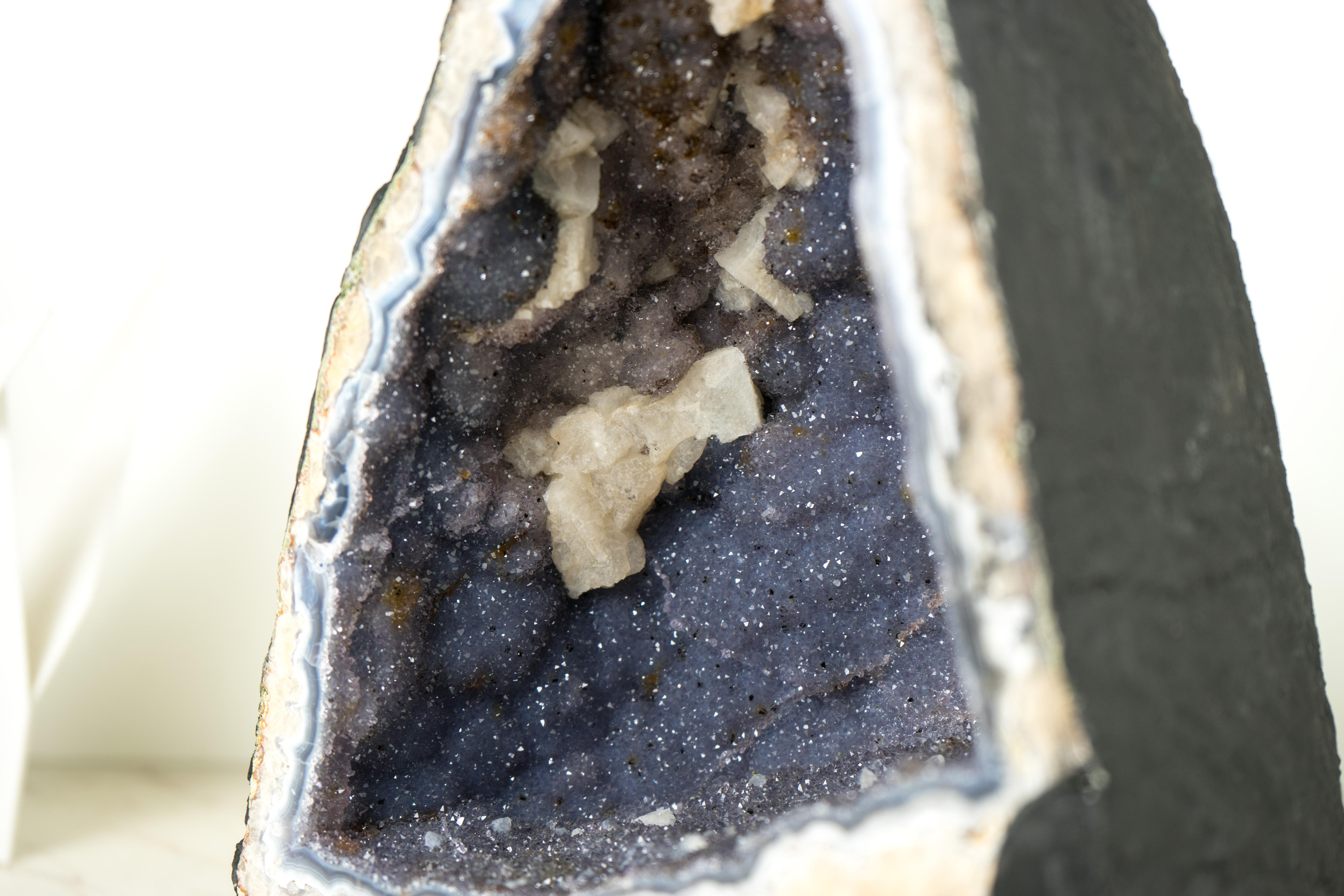 Raro geode di agata blu con druzy di ametista lavanda, geode cattedrale in vendita 6