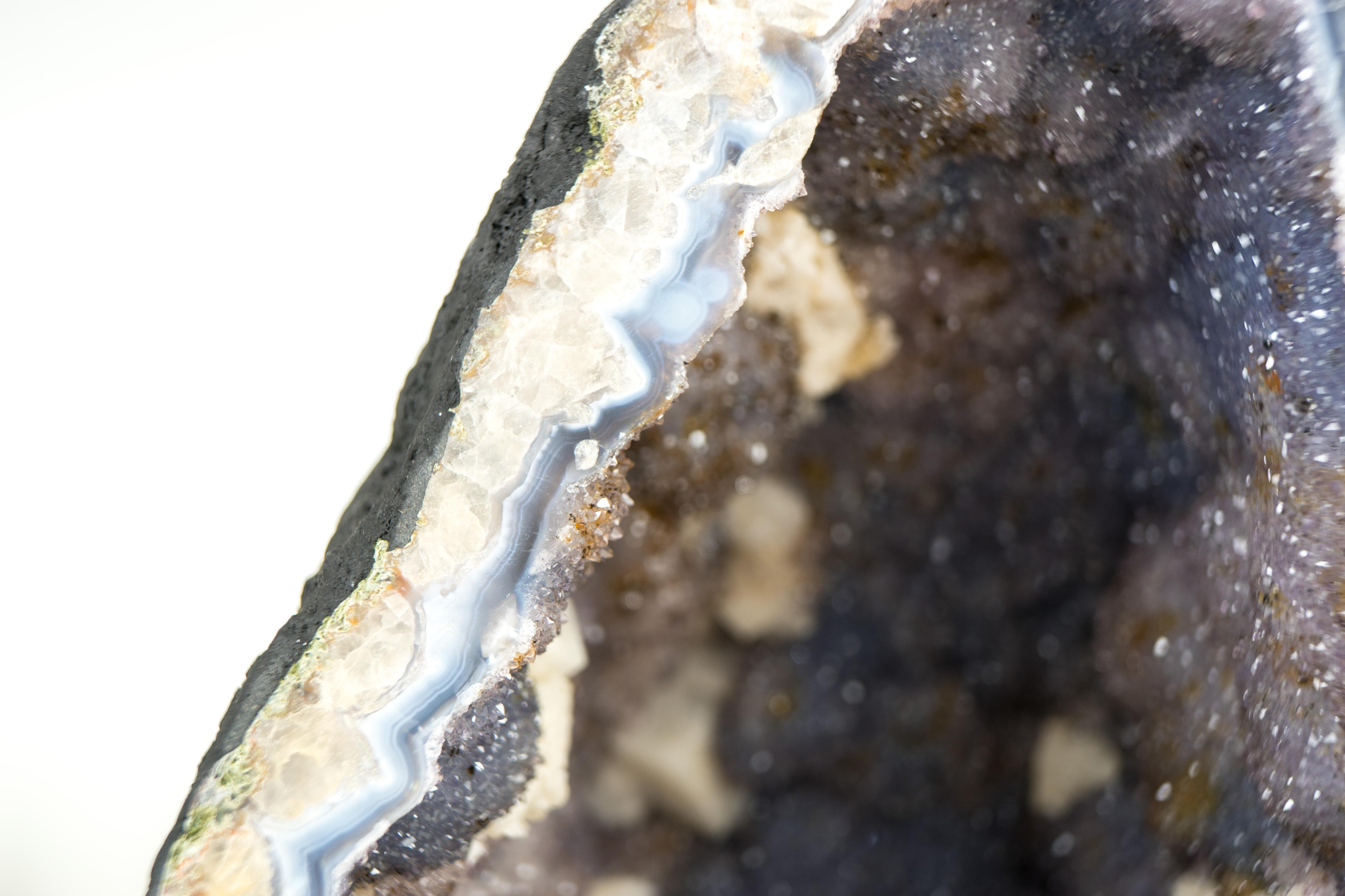Raro geode di agata blu con druzy di ametista lavanda, geode cattedrale in vendita 7