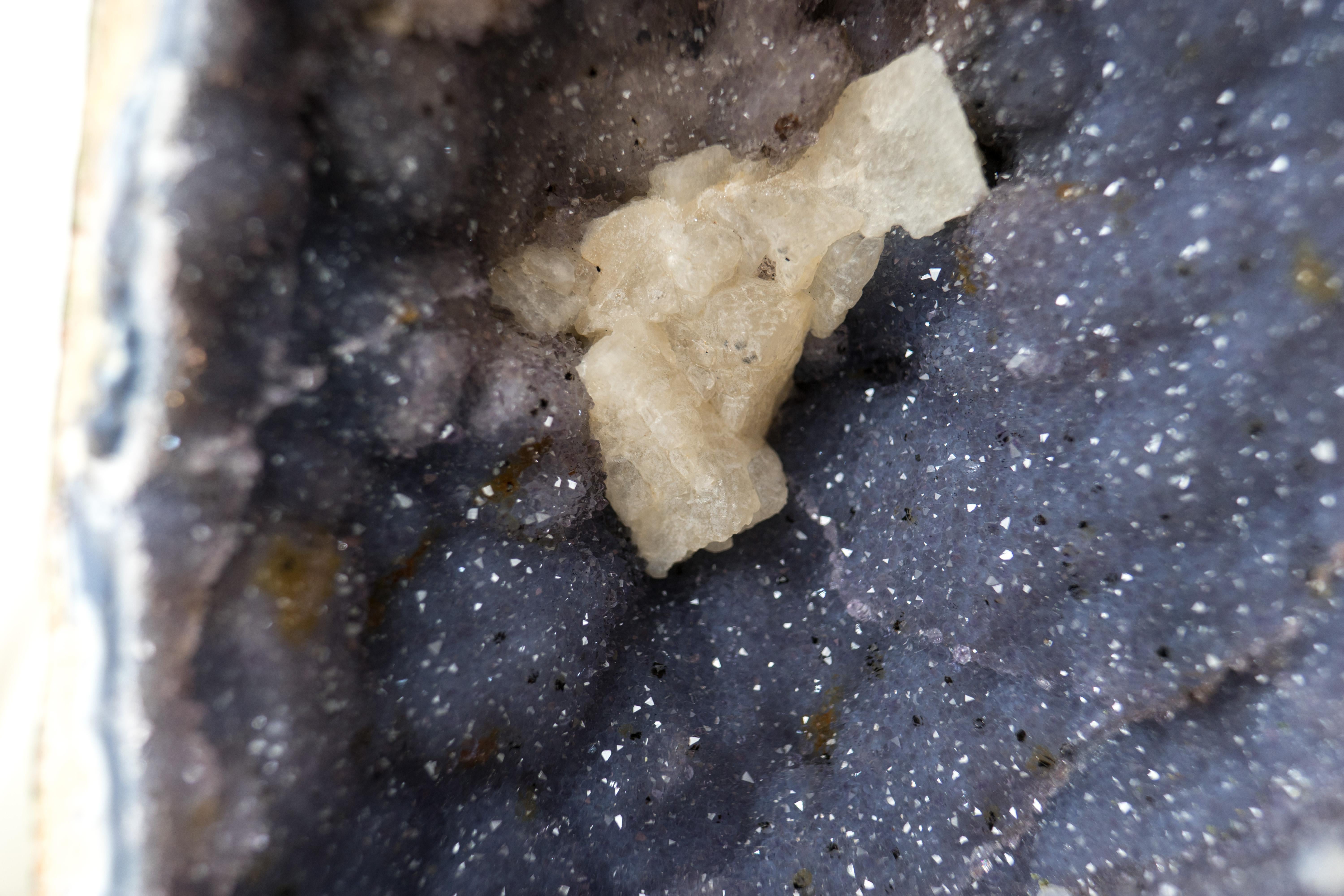 Raro geode di agata blu con druzy di ametista lavanda, geode cattedrale in vendita 8